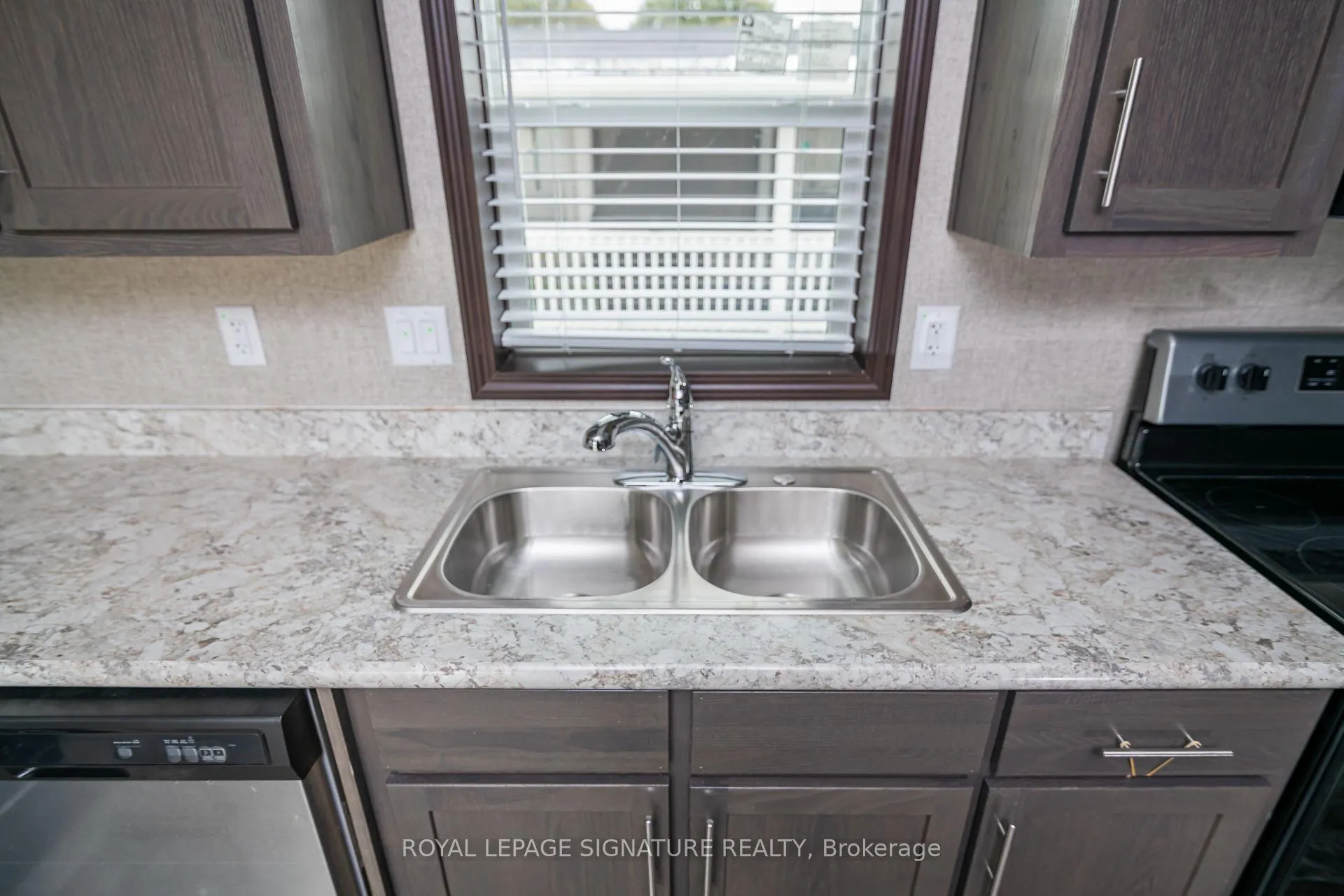 Photo 7 of 126 Regency Drive, Chatham-Kent, Chatham — HOMEH