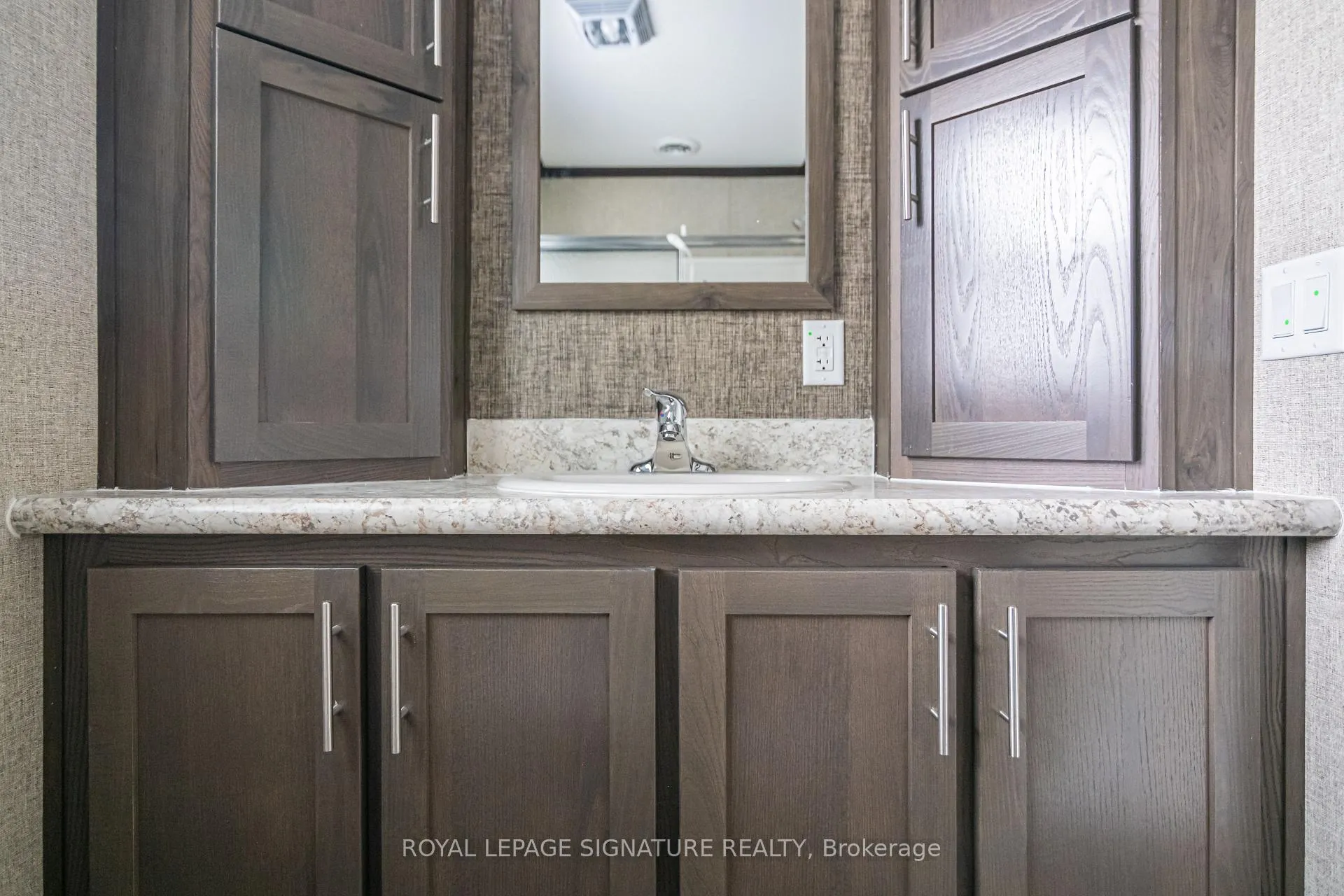 Photo 13 of 126 Regency Drive, Chatham-Kent, Chatham — HOMEH