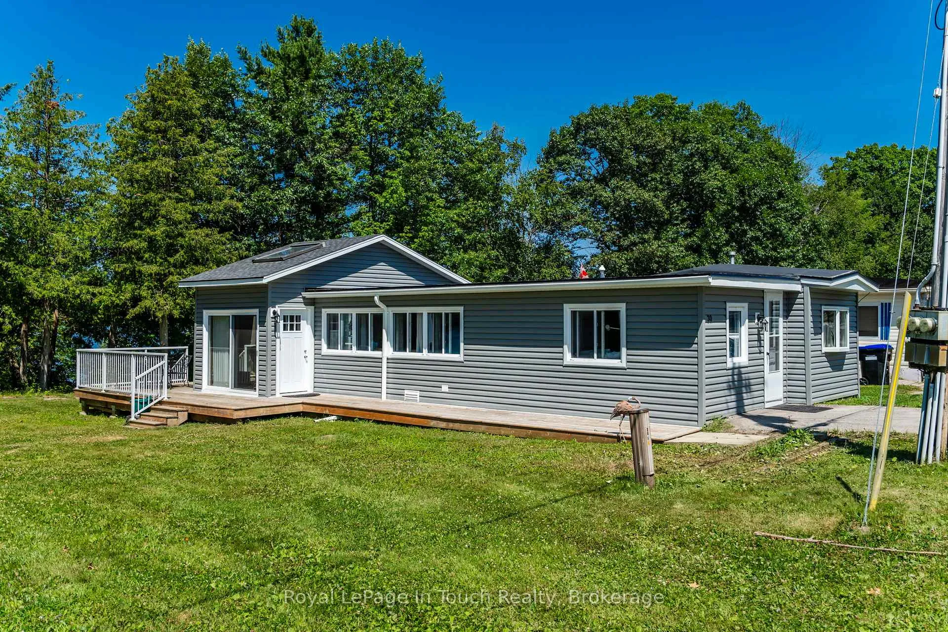 Photo 4 of 30 Lakeshore Road, Midland — HOMEH