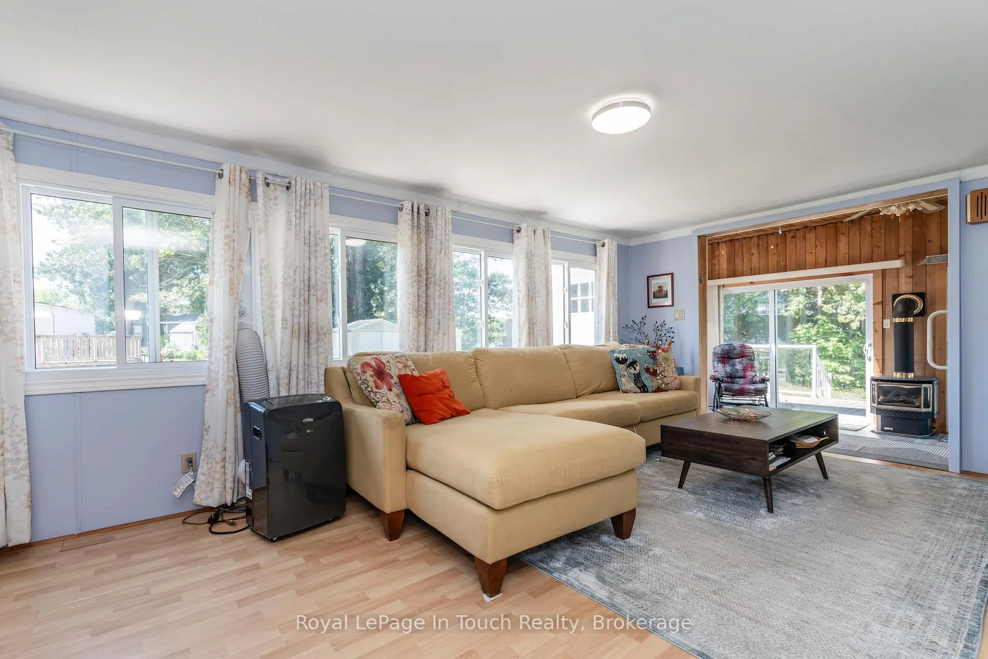Photo 11 of 30 Lakeshore Road, Midland — HOMEH