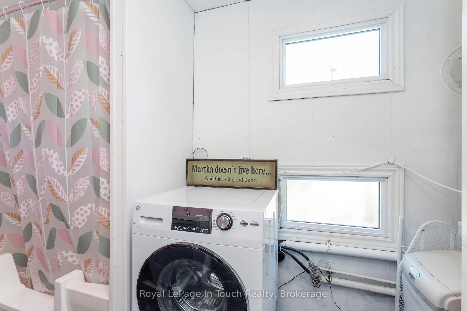 Photo 14 of 30 Lakeshore Road, Midland — HOMEH