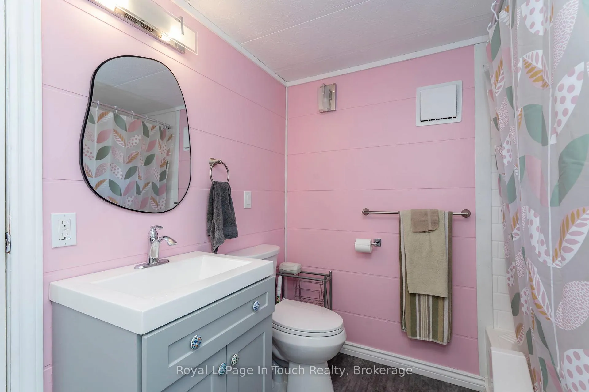 Photo 16 of 30 Lakeshore Road, Midland — HOMEH