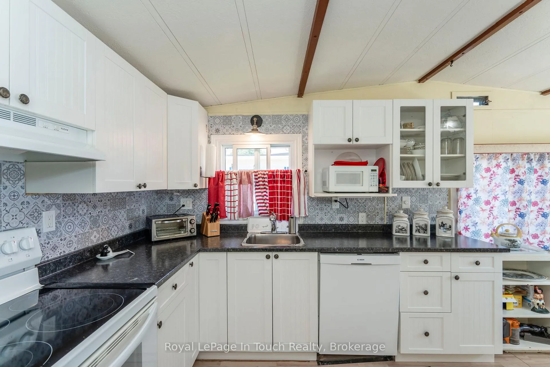 Photo 23 of 30 Lakeshore Road, Midland — HOMEH