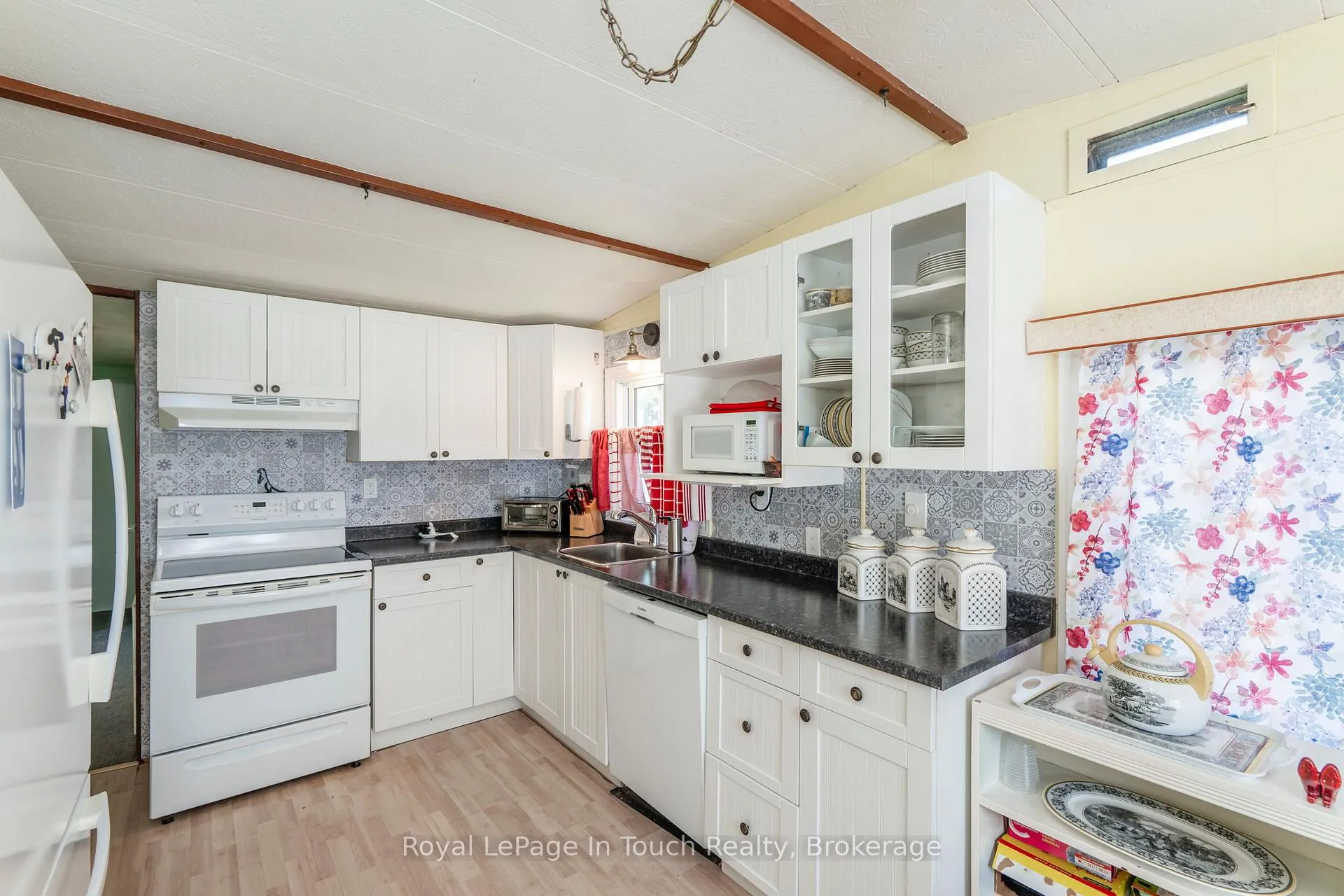 Photo 25 of 30 Lakeshore Road, Midland — HOMEH