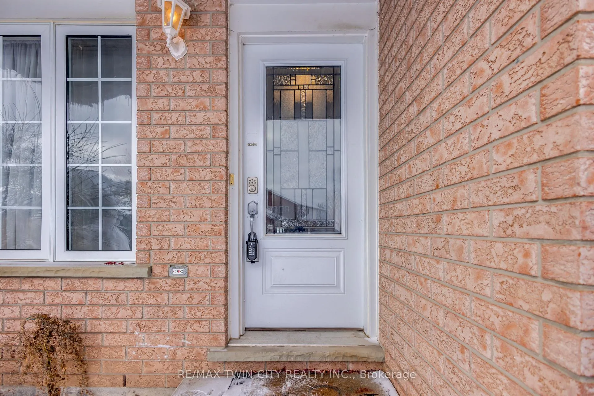 Photo 2 of 28 Ridgeway Crescent, Kitchener — HOMEH