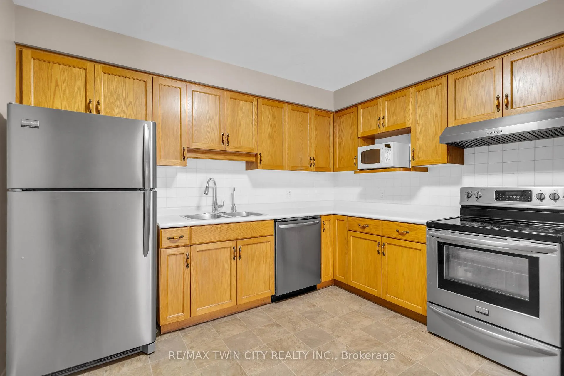 Photo 12 of 28 Ridgeway Crescent, Kitchener — HOMEH
