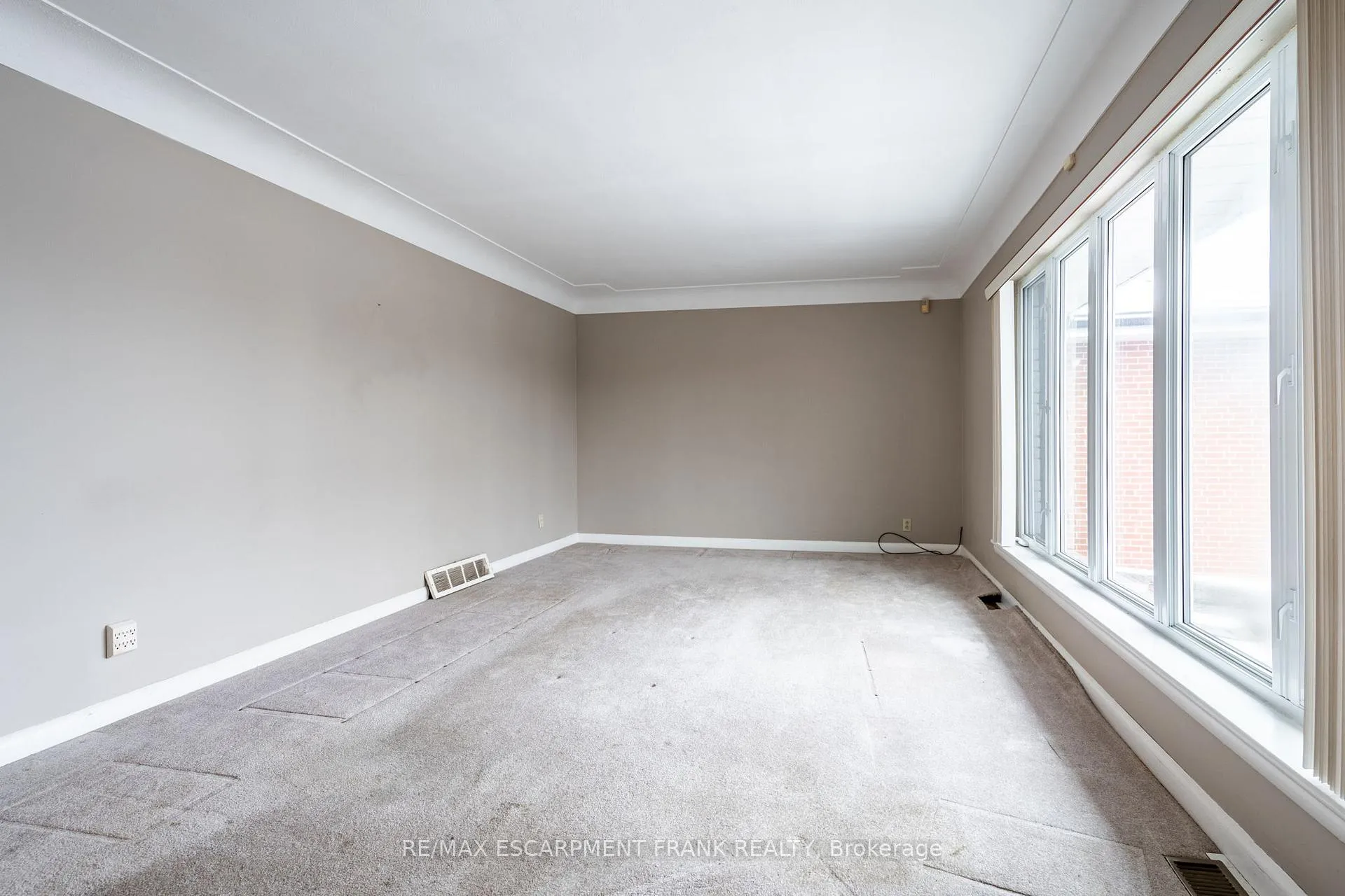 Photo 6 of 209 Nash Road N, Hamilton, Kentley — HOMEH