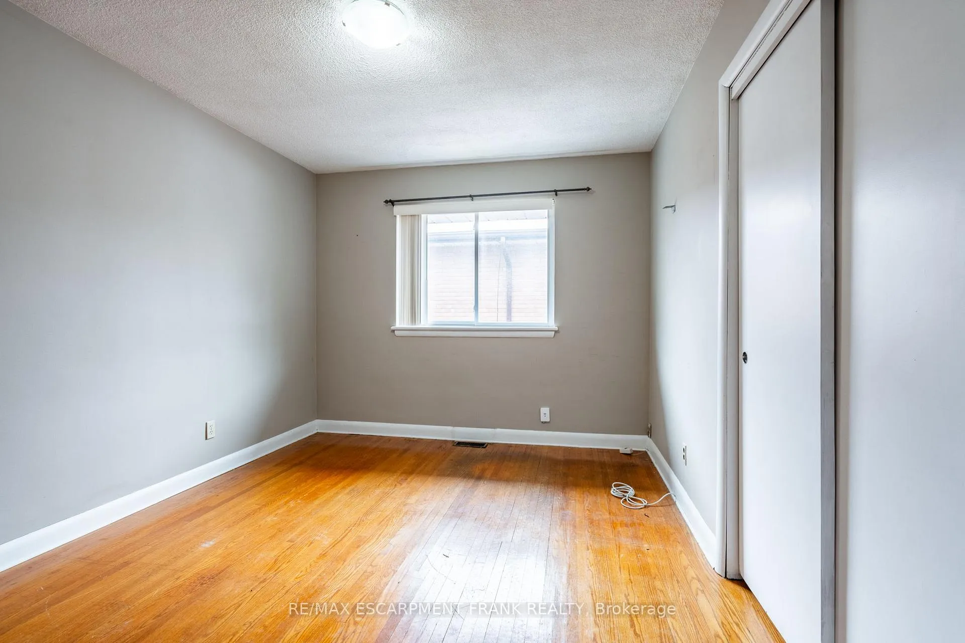 Photo 11 of 209 Nash Road N, Hamilton, Kentley — HOMEH