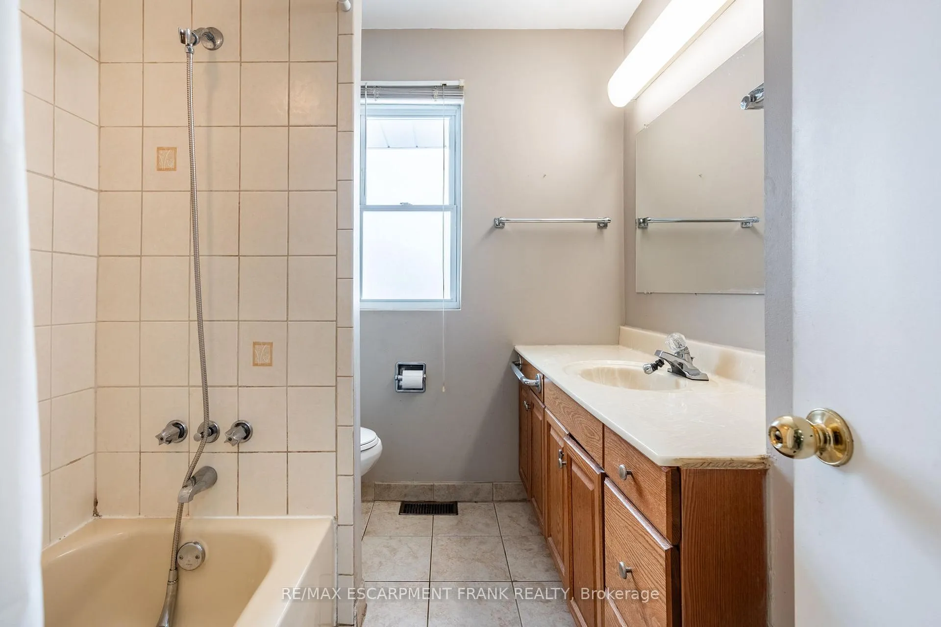 Photo 15 of 209 Nash Road N, Hamilton, Kentley — HOMEH