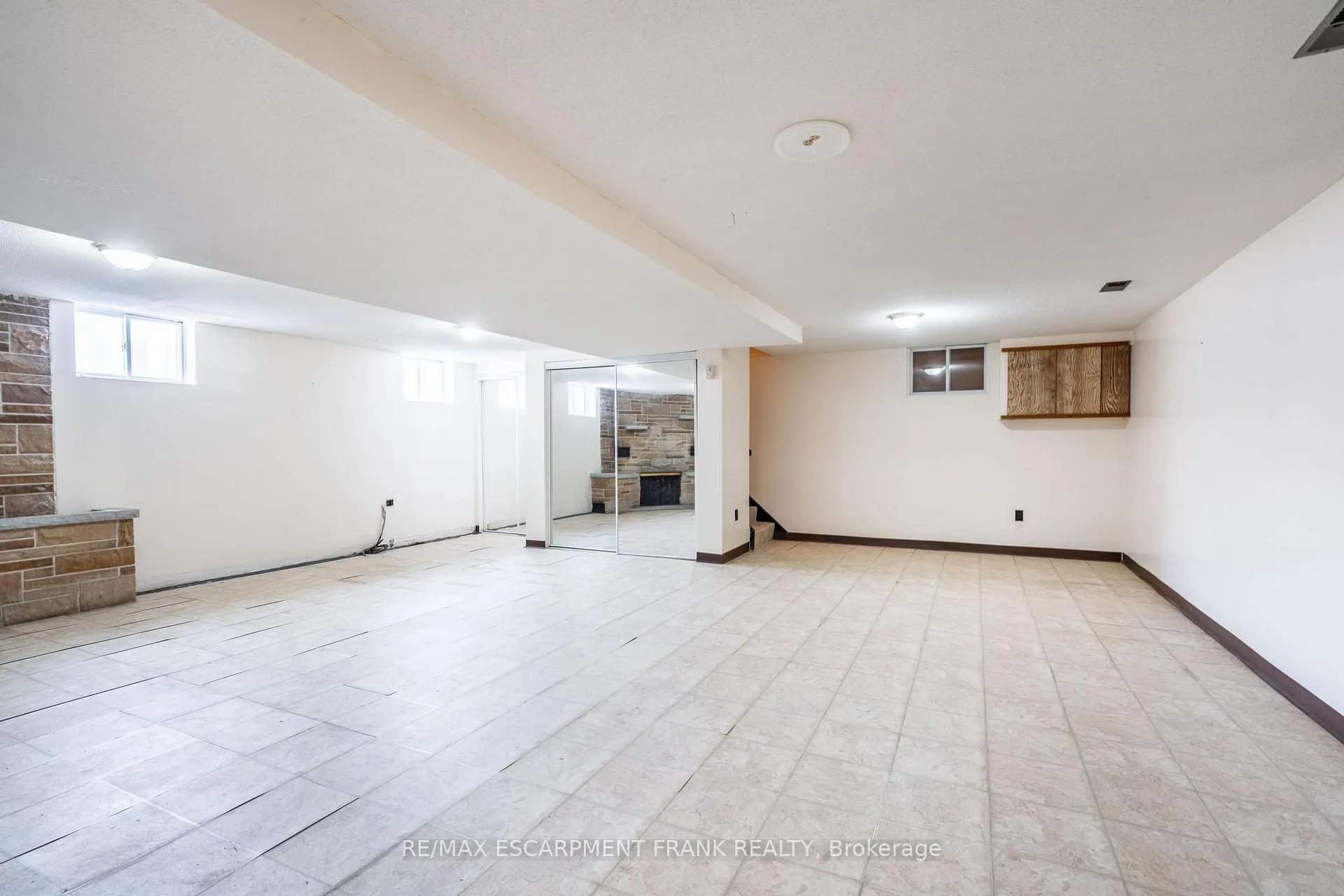 Photo 21 of 209 Nash Road N, Hamilton, Kentley — HOMEH