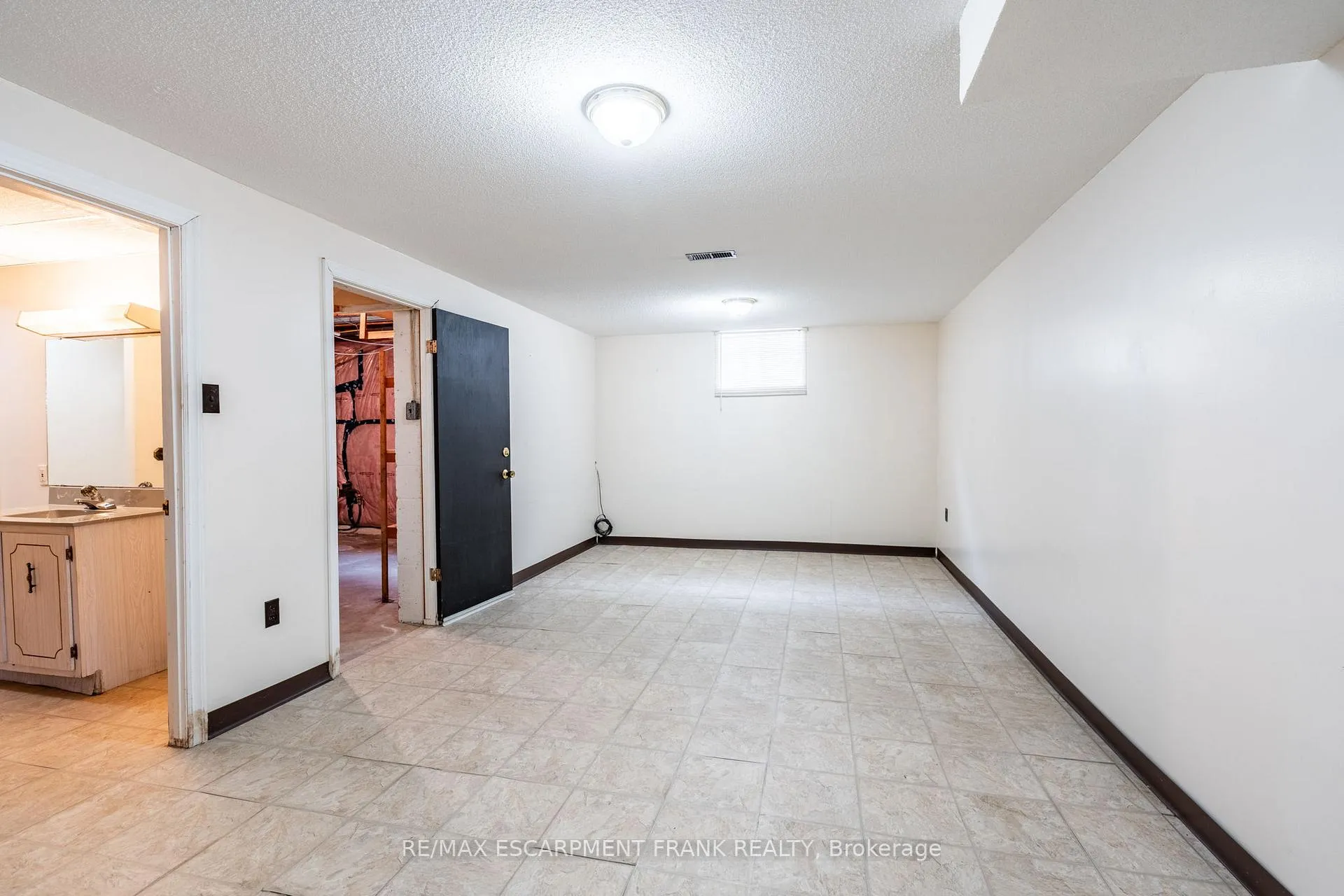 Photo 23 of 209 Nash Road N, Hamilton, Kentley — HOMEH