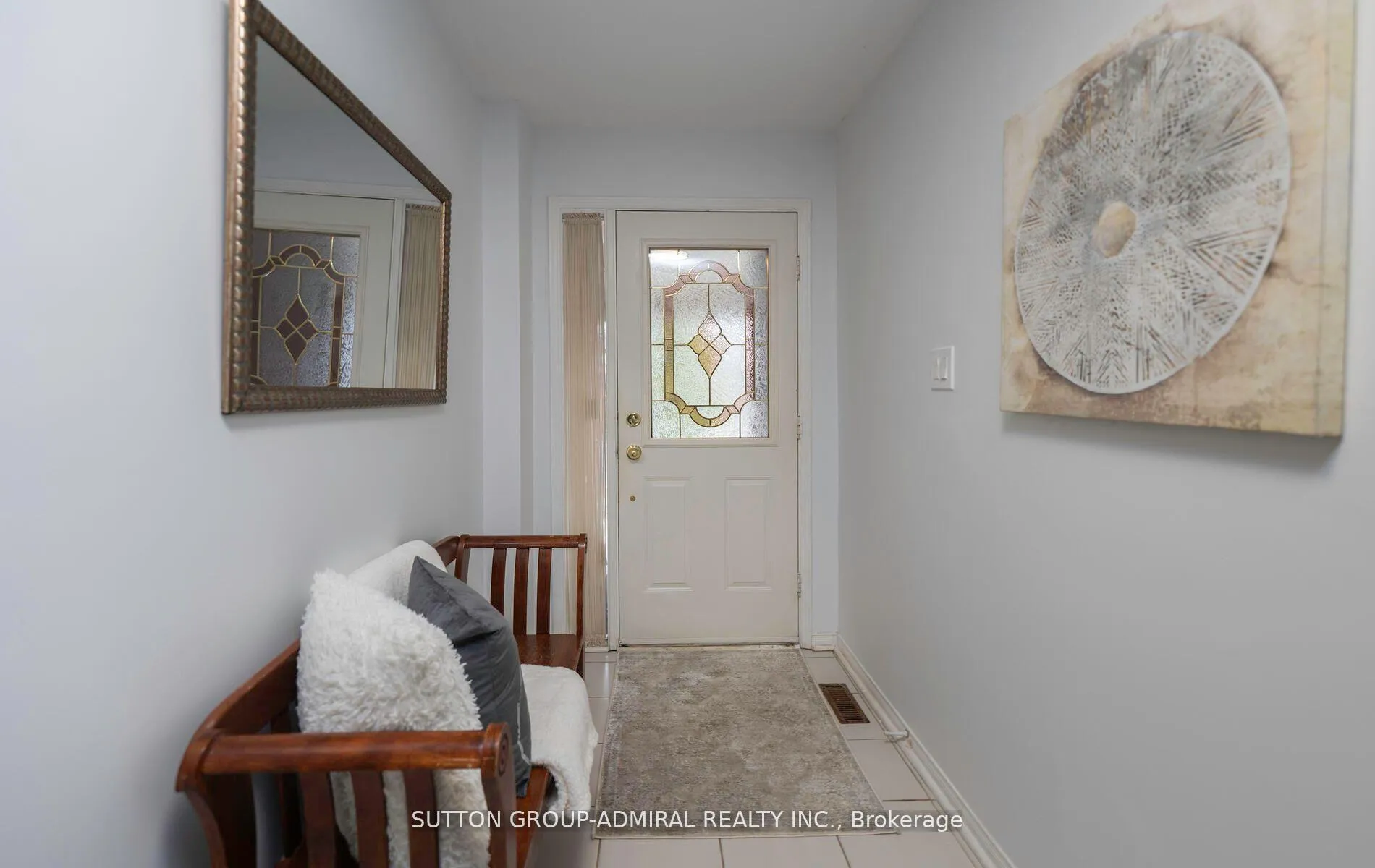 Photo 4 of 19 Maxwell Court, Vaughan, Uplands — HOMEH