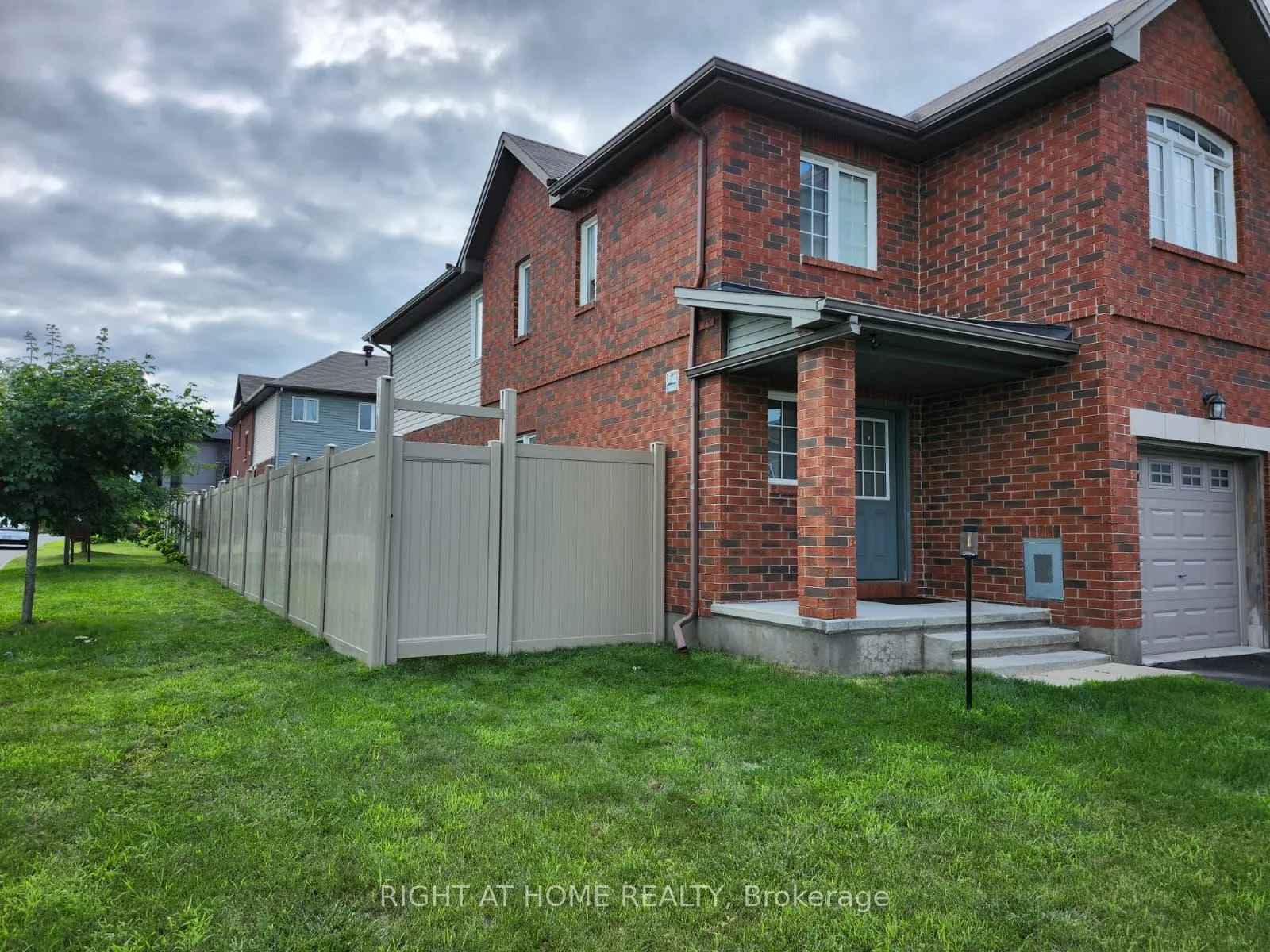 Photo 3 of 237 Kingswell Street, Ottawa, Leitrim — HOMEH