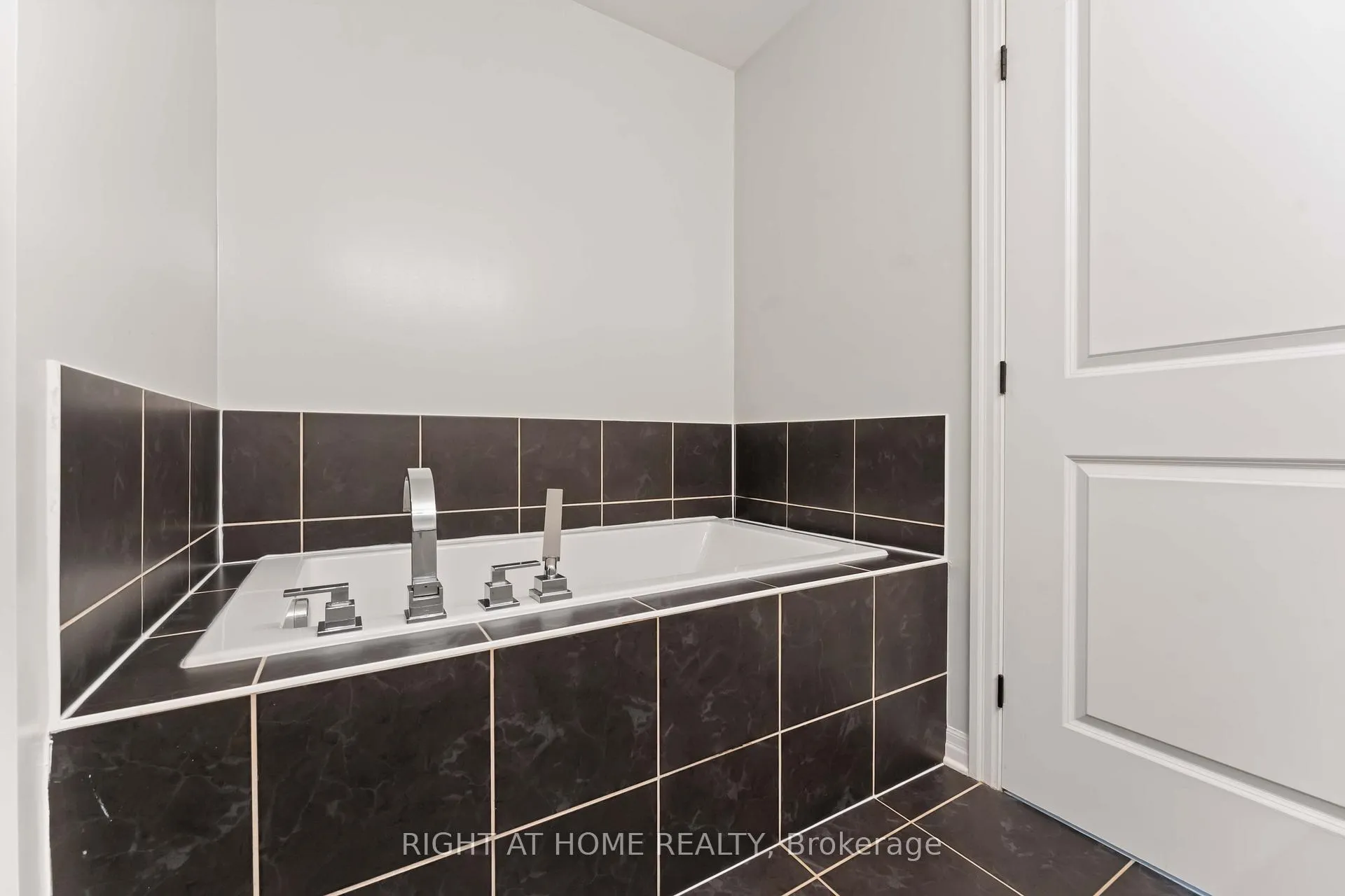 Photo 21 of 237 Kingswell Street, Ottawa, Leitrim — HOMEH