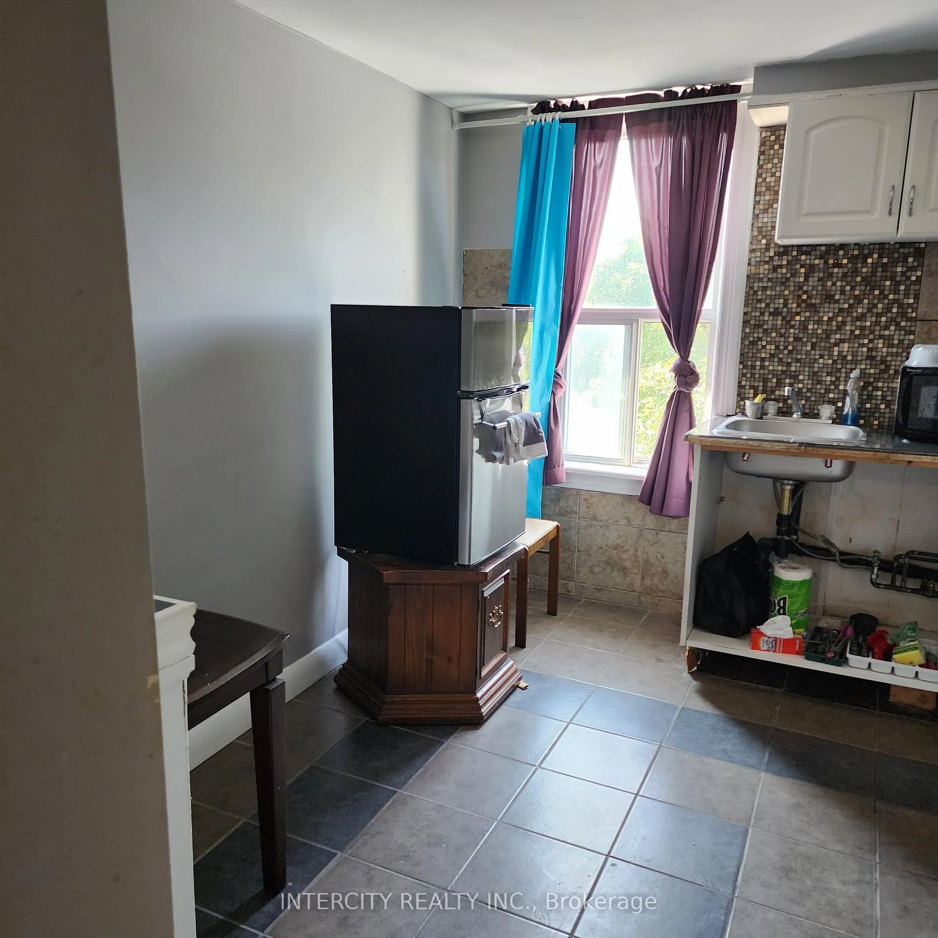 Photo 10 of 70 Mayflower Avenue, Hamilton, Crown Point — HOMEH