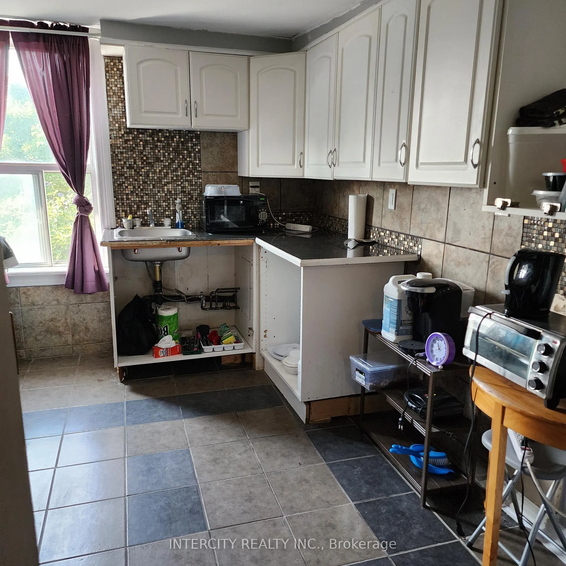 Photo 11 of 70 Mayflower Avenue, Hamilton, Crown Point — HOMEH