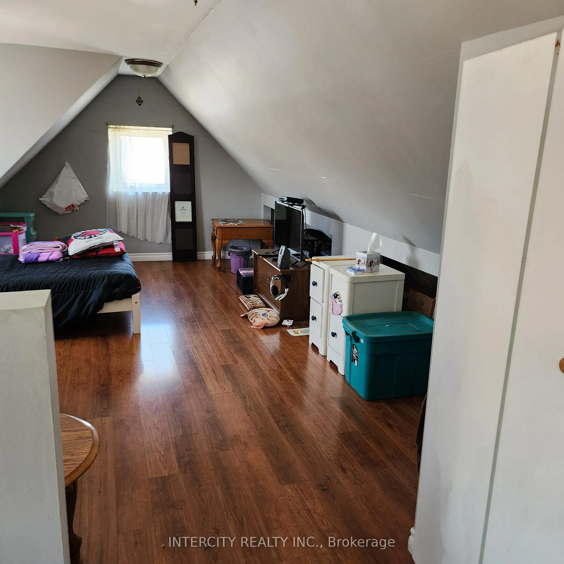 Photo 16 of 70 Mayflower Avenue, Hamilton, Crown Point — HOMEH