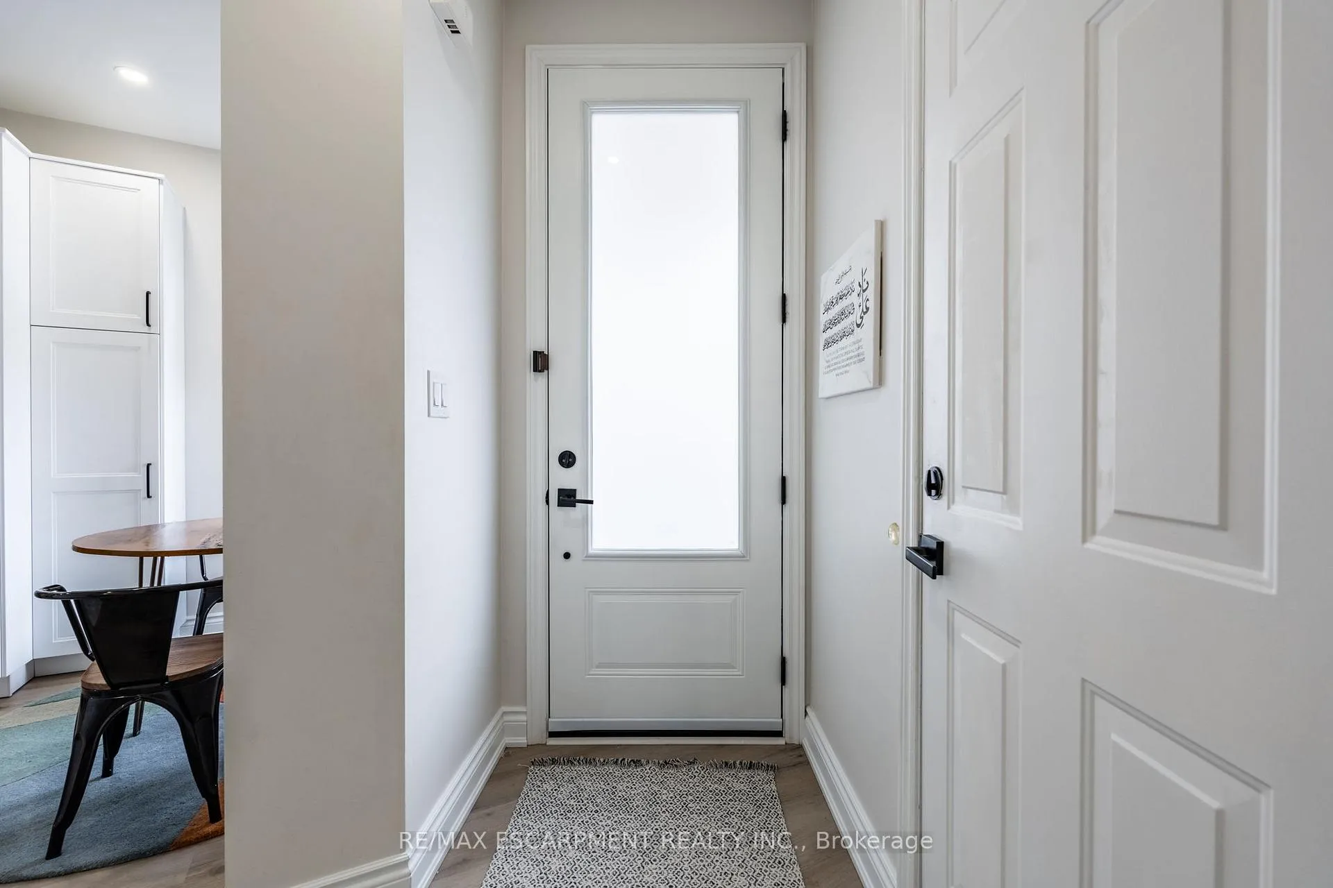 Photo 3 of 48 Goldenview Court, Hamilton, Waterdown — HOMEH