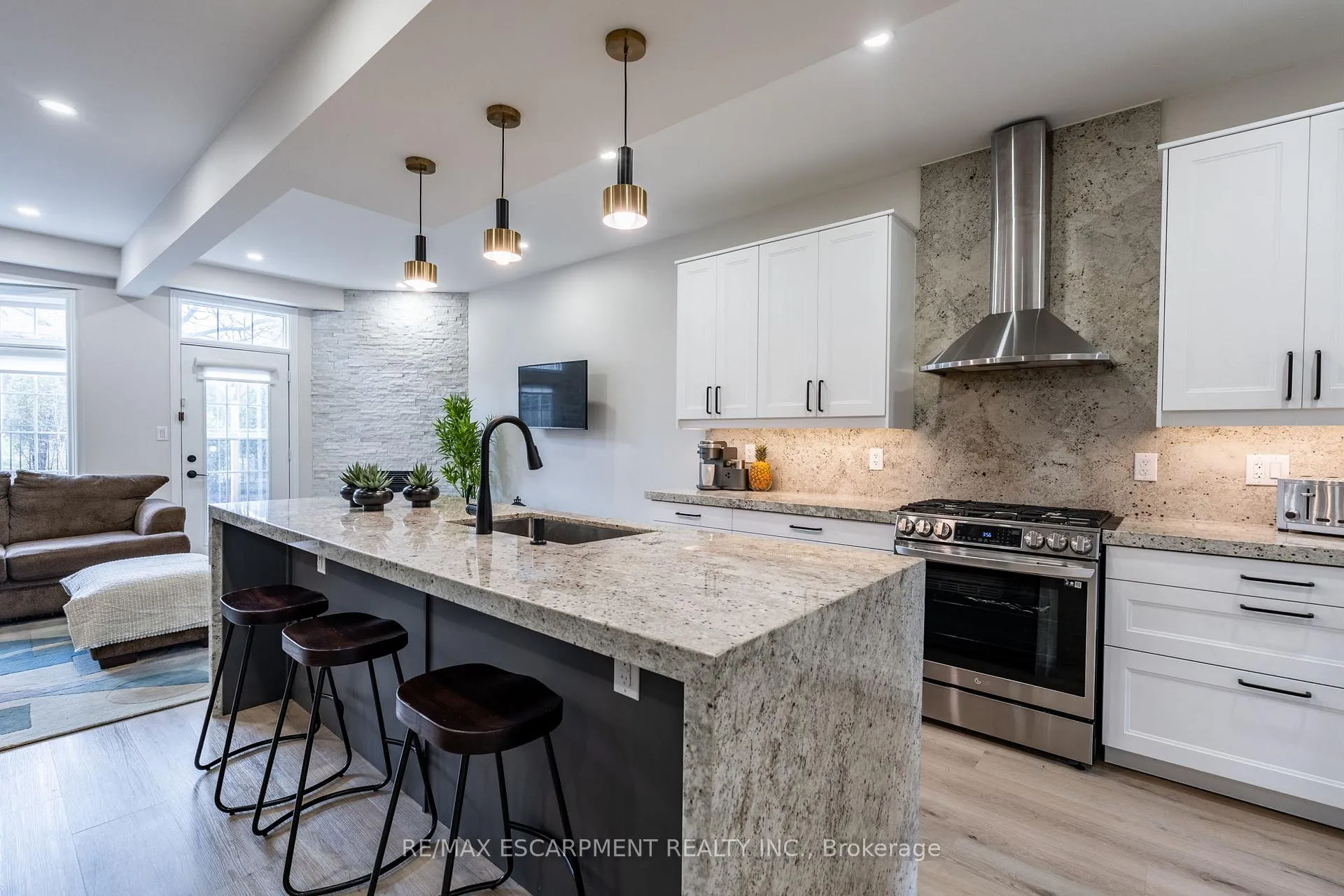 Photo 5 of 48 Goldenview Court, Hamilton, Waterdown — HOMEH