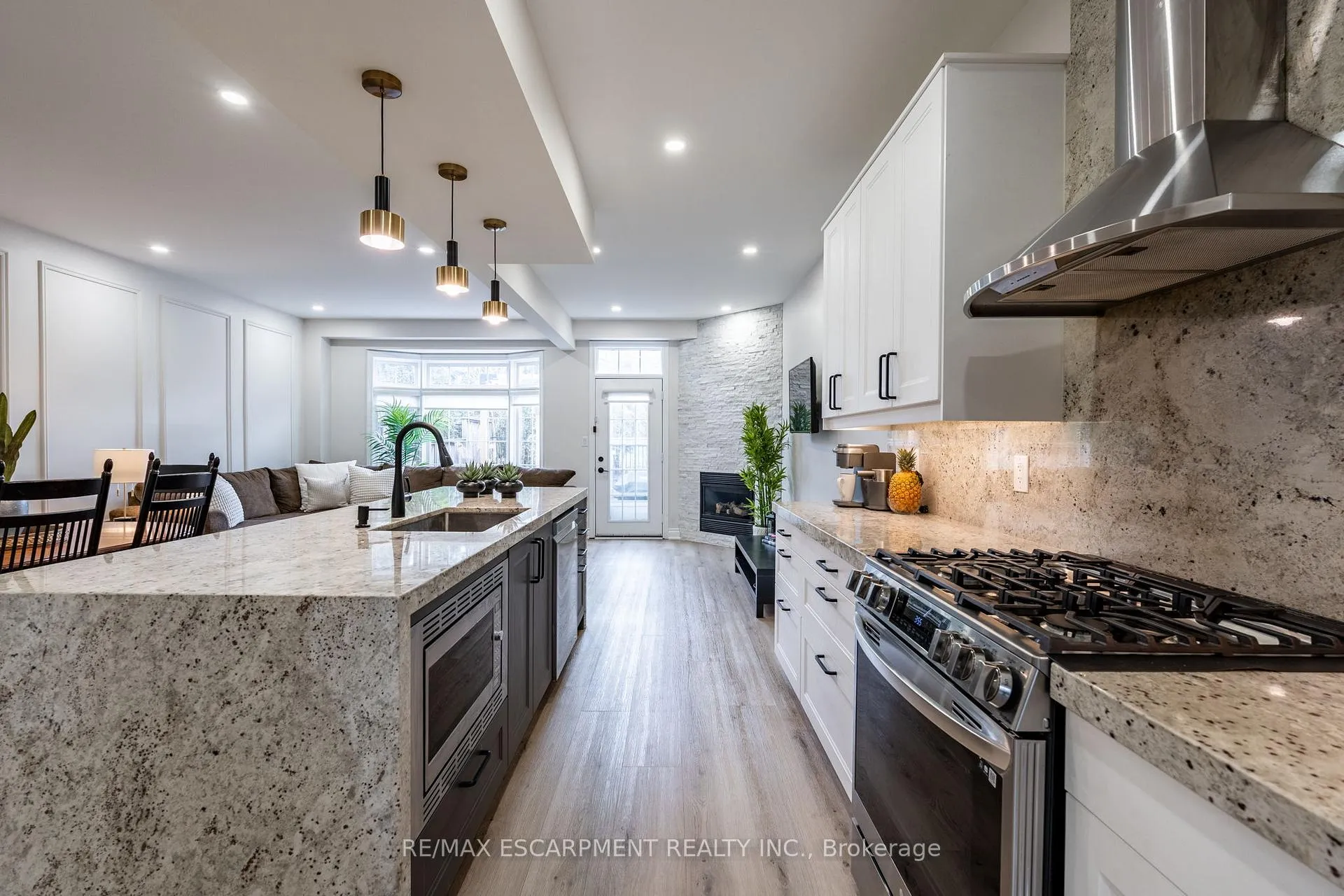 Photo 6 of 48 Goldenview Court, Hamilton, Waterdown — HOMEH