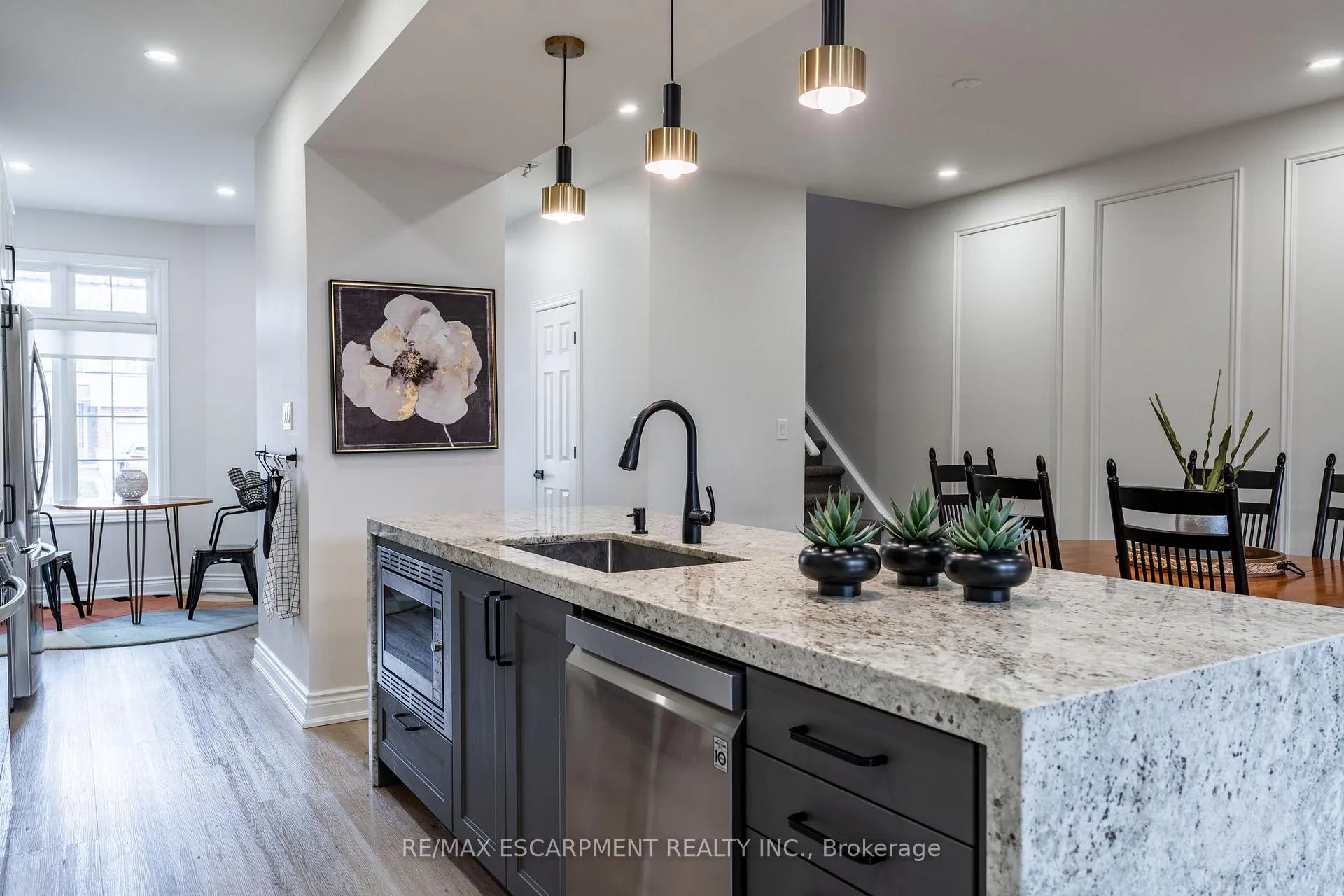 Photo 7 of 48 Goldenview Court, Hamilton, Waterdown — HOMEH