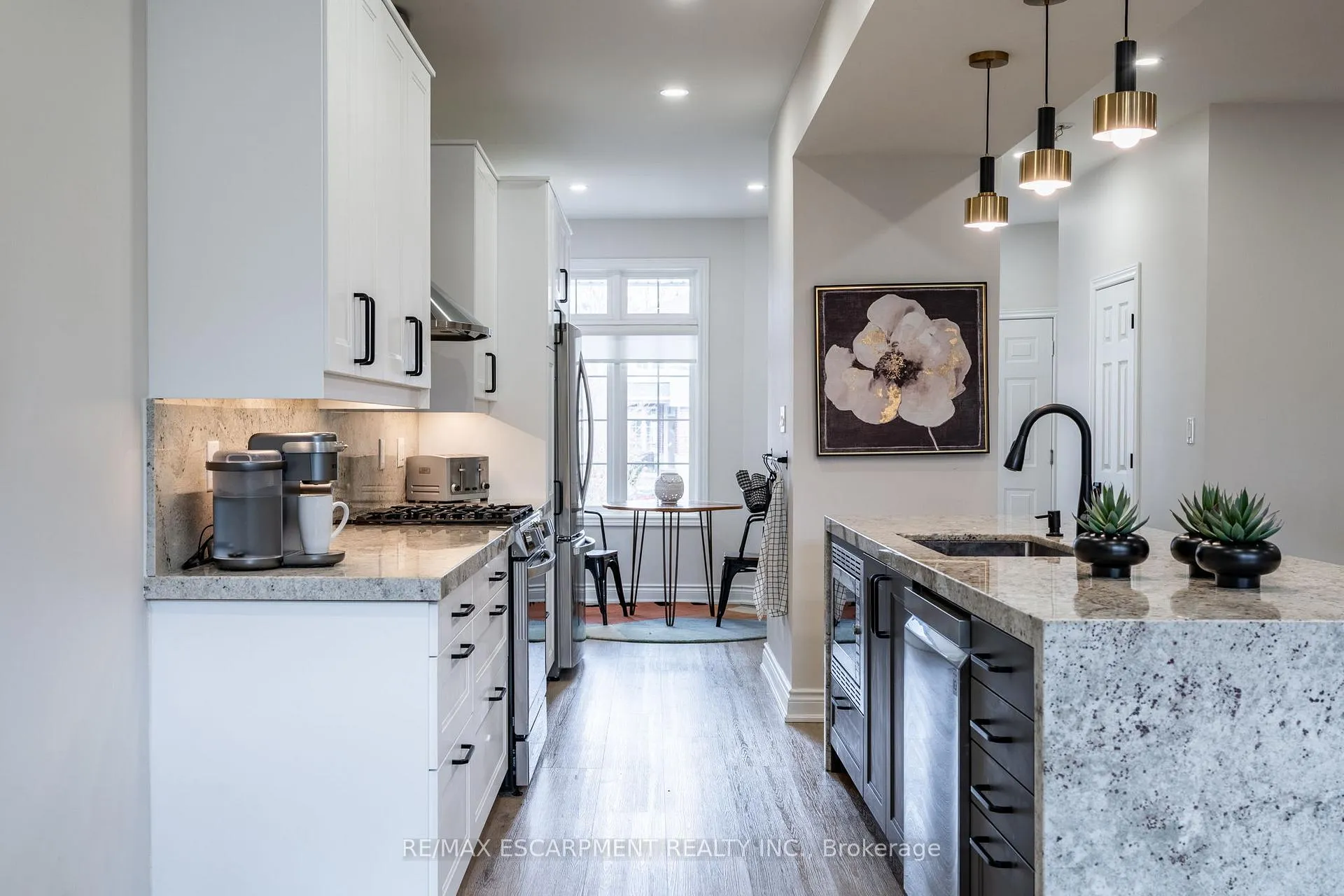 Photo 8 of 48 Goldenview Court, Hamilton, Waterdown — HOMEH