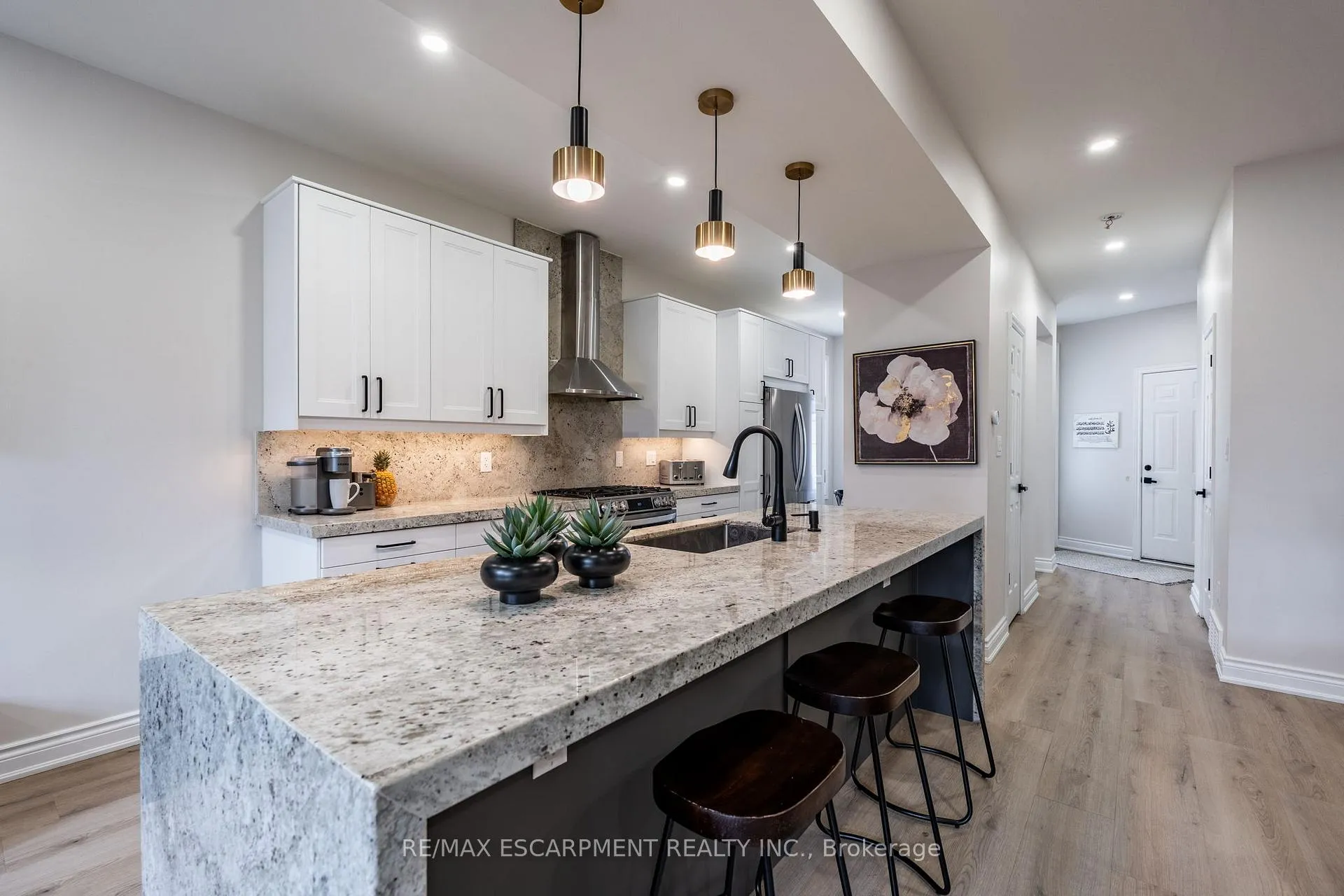 Photo 9 of 48 Goldenview Court, Hamilton, Waterdown — HOMEH