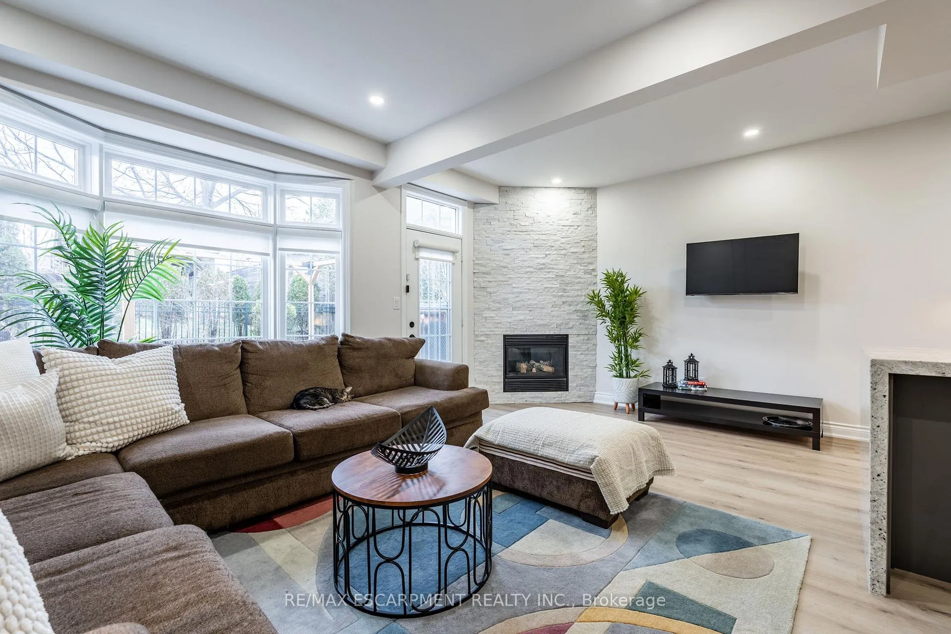 Photo 11 of 48 Goldenview Court, Hamilton, Waterdown — HOMEH