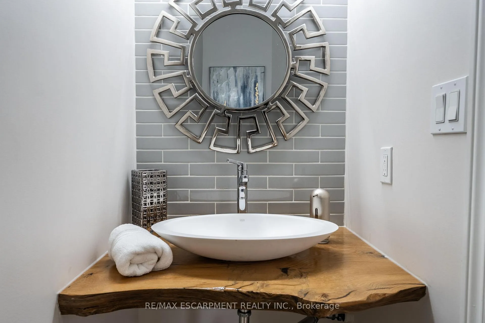 Photo 15 of 48 Goldenview Court, Hamilton, Waterdown — HOMEH