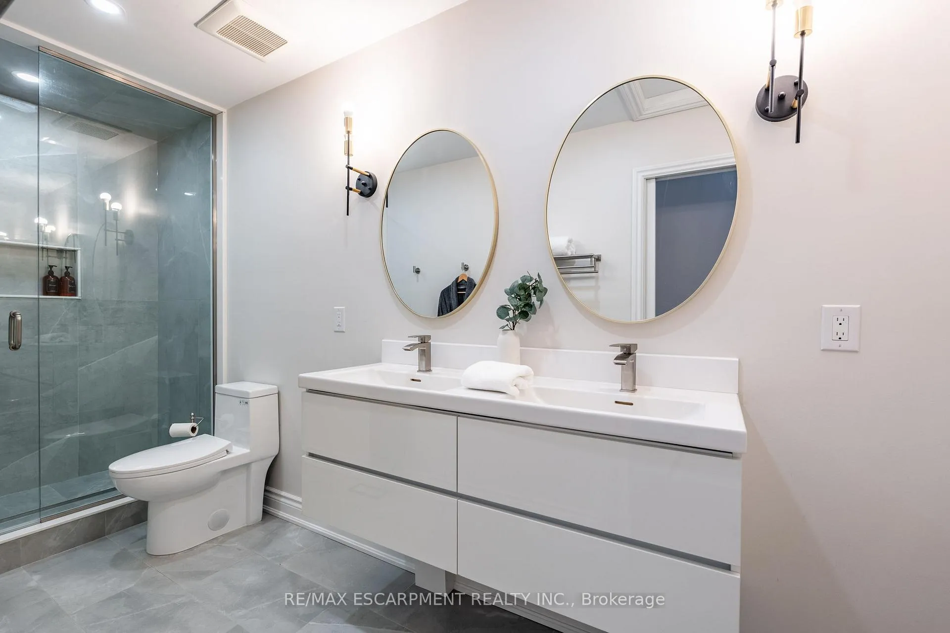 Photo 21 of 48 Goldenview Court, Hamilton, Waterdown — HOMEH