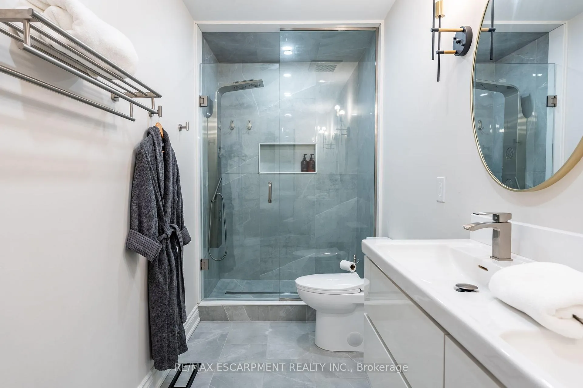 Photo 22 of 48 Goldenview Court, Hamilton, Waterdown — HOMEH