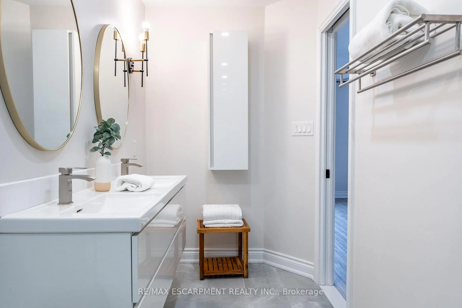 Photo 23 of 48 Goldenview Court, Hamilton, Waterdown — HOMEH