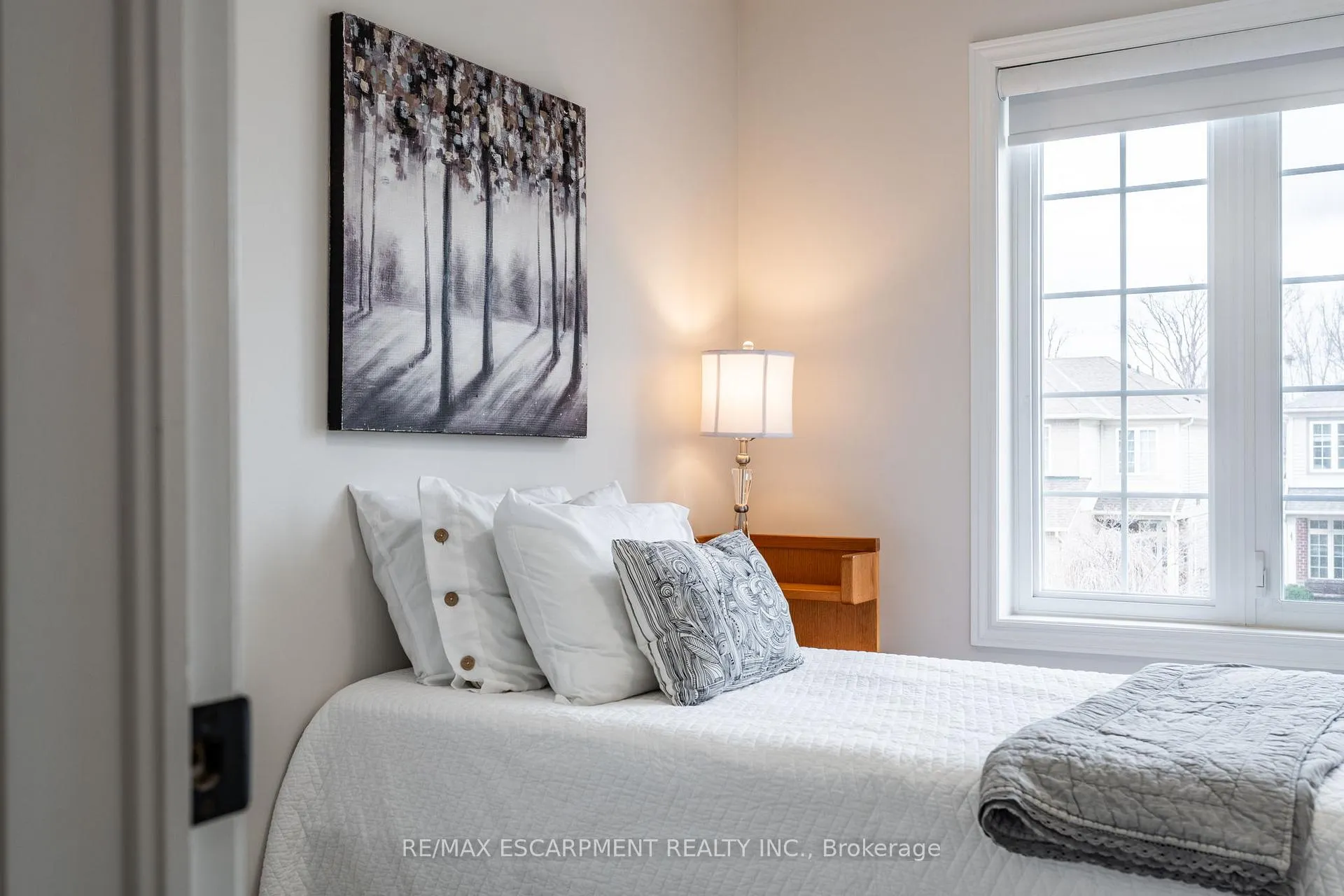 Photo 24 of 48 Goldenview Court, Hamilton, Waterdown — HOMEH