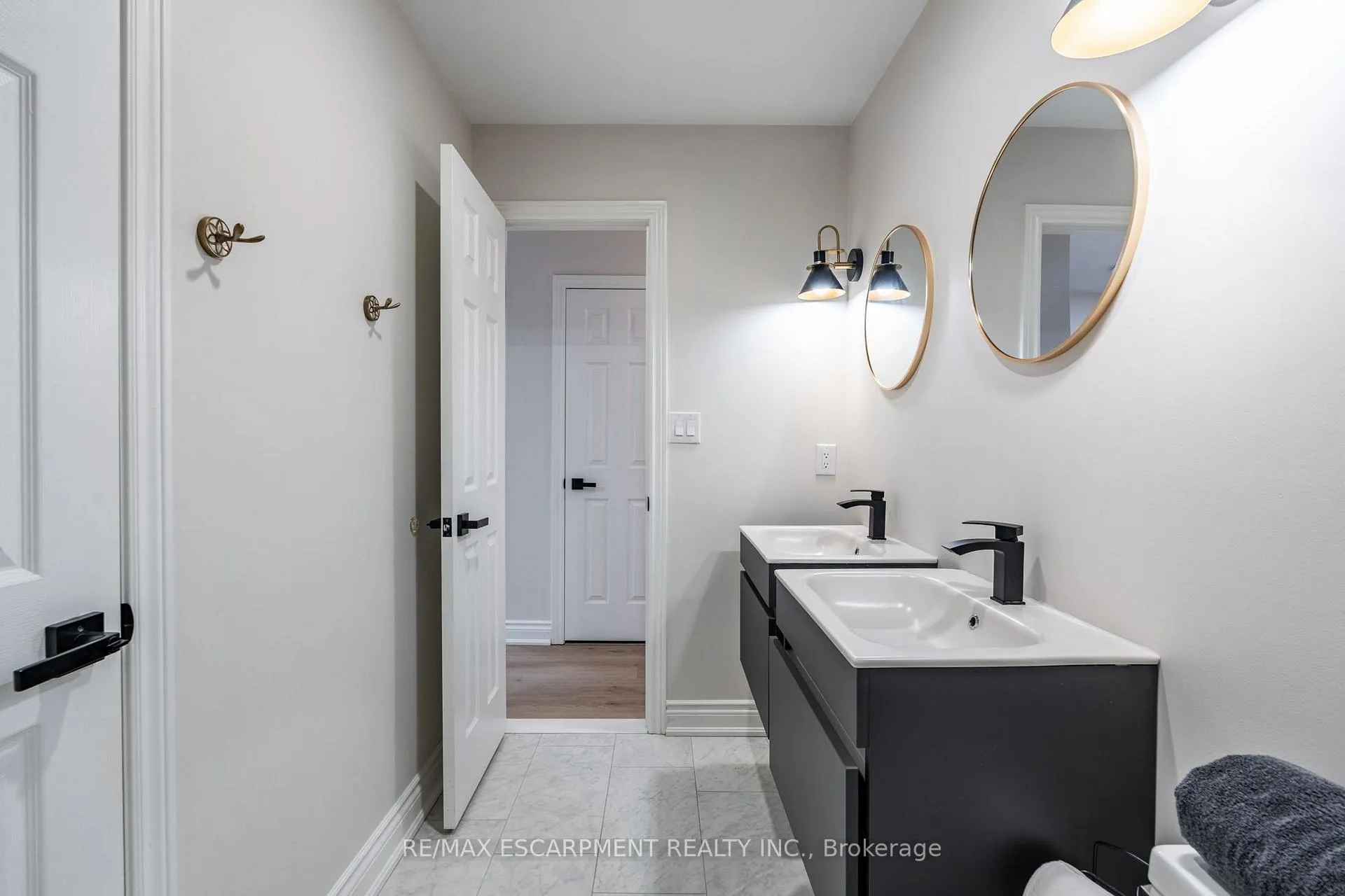 Photo 32 of 48 Goldenview Court, Hamilton, Waterdown — HOMEH