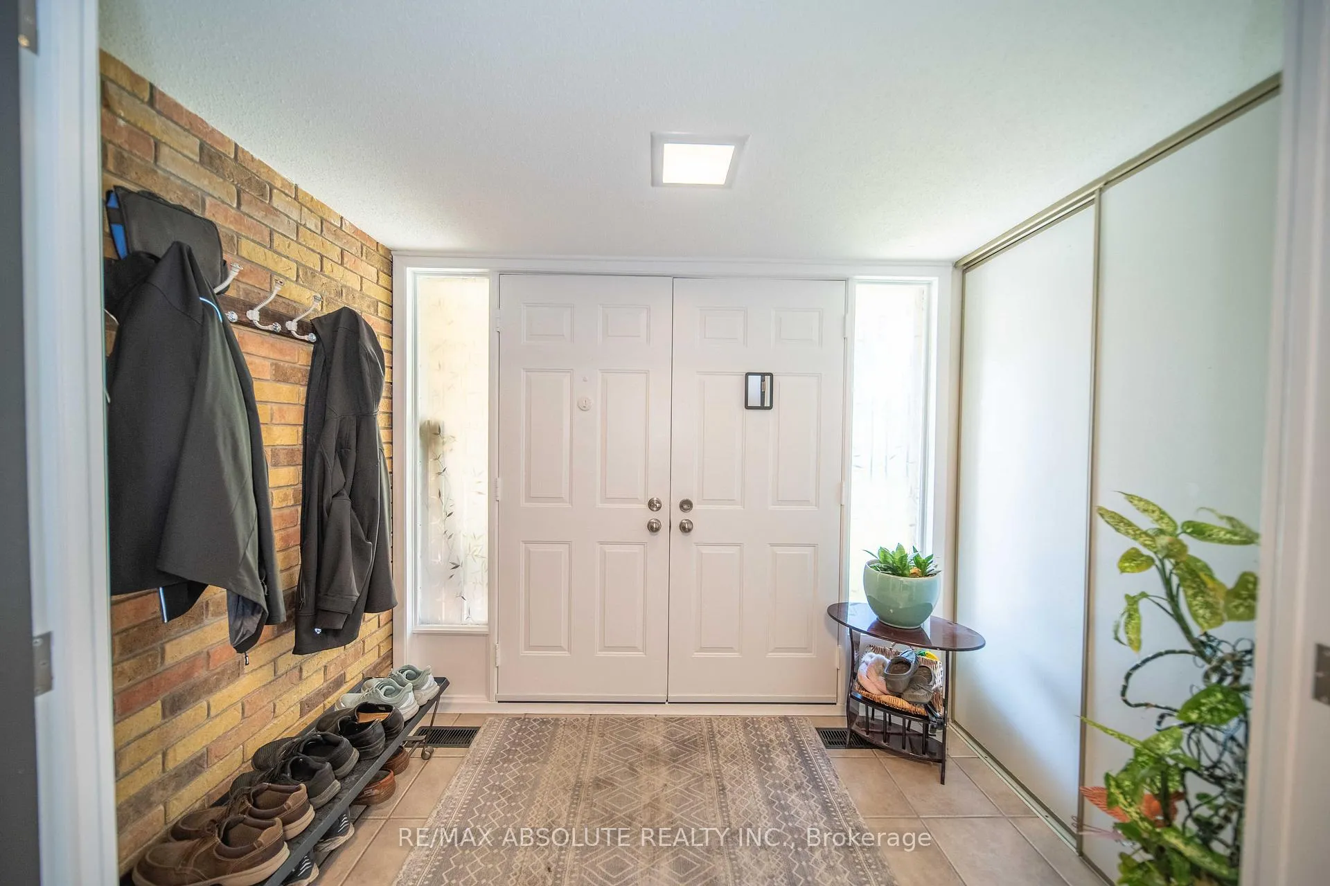 Photo 9 of 198 Hoylake Crescent, Ottawa, Bilberry Creek/Queenswood Heights — HOMEH