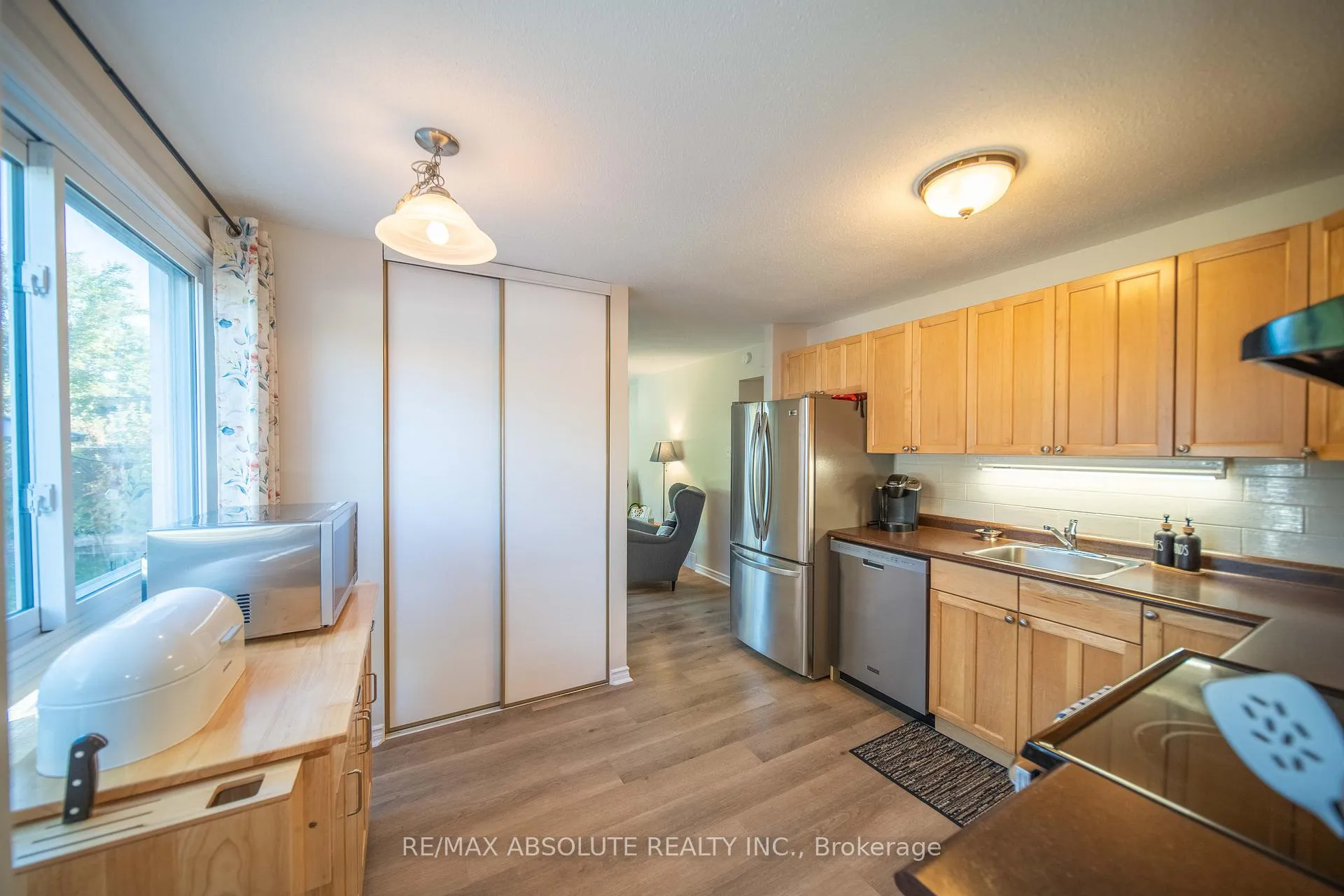 Photo 14 of 198 Hoylake Crescent, Ottawa, Bilberry Creek/Queenswood Heights — HOMEH