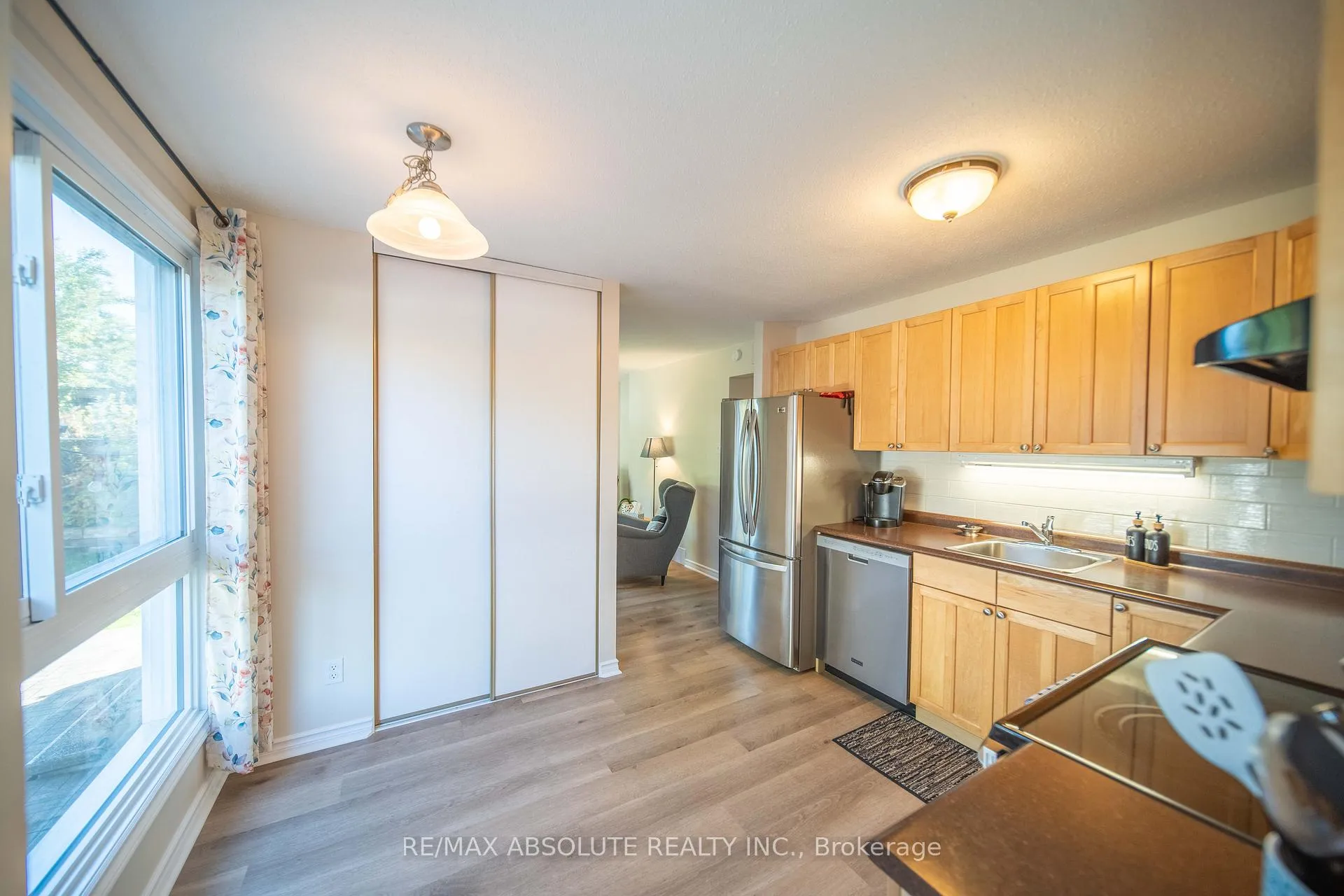 Photo 15 of 198 Hoylake Crescent, Ottawa, Bilberry Creek/Queenswood Heights — HOMEH
