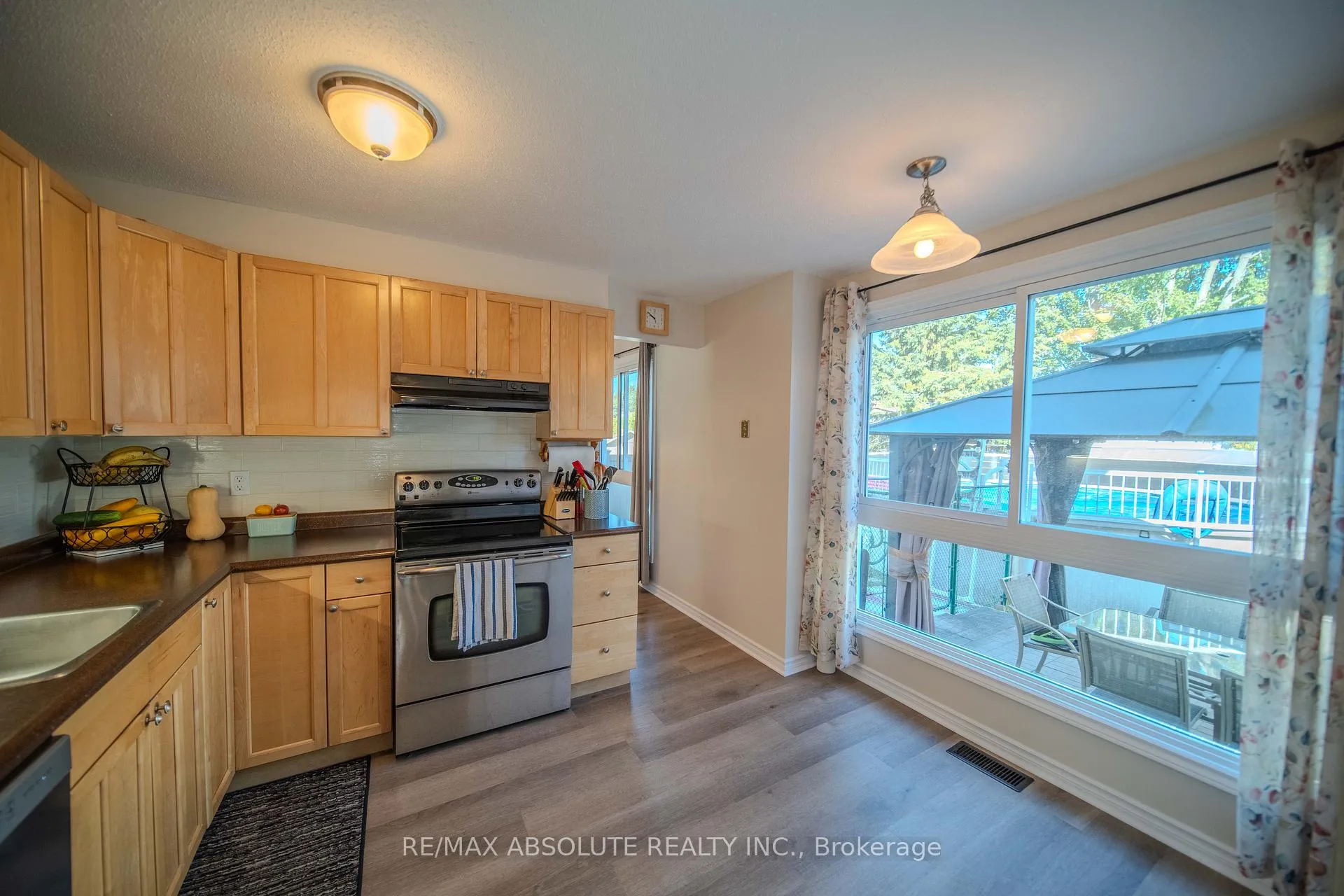 Photo 18 of 198 Hoylake Crescent, Ottawa, Bilberry Creek/Queenswood Heights — HOMEH