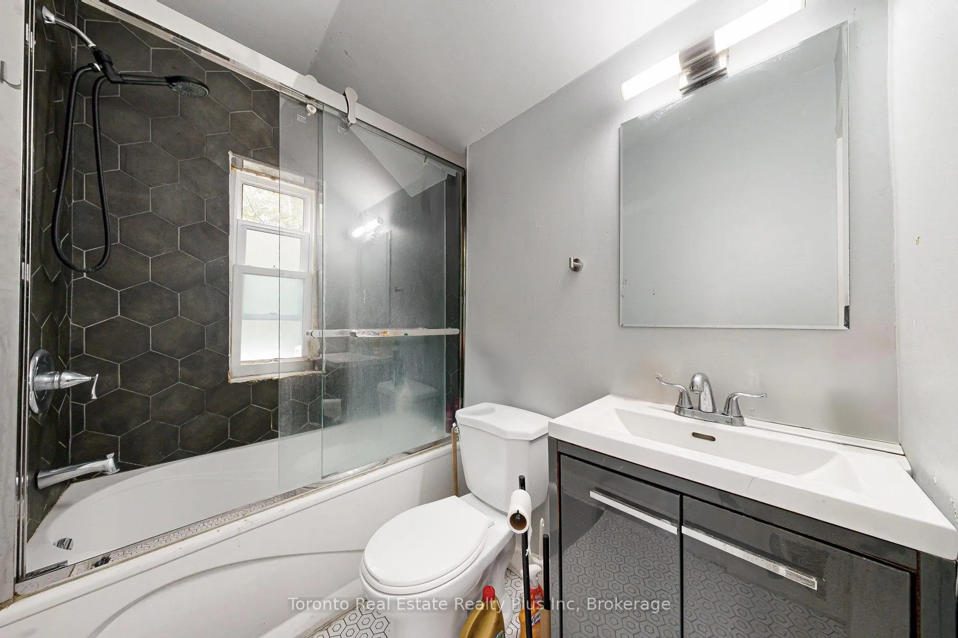 Photo 12 of 280 Cannon Street E, Hamilton, Beasley — HOMEH