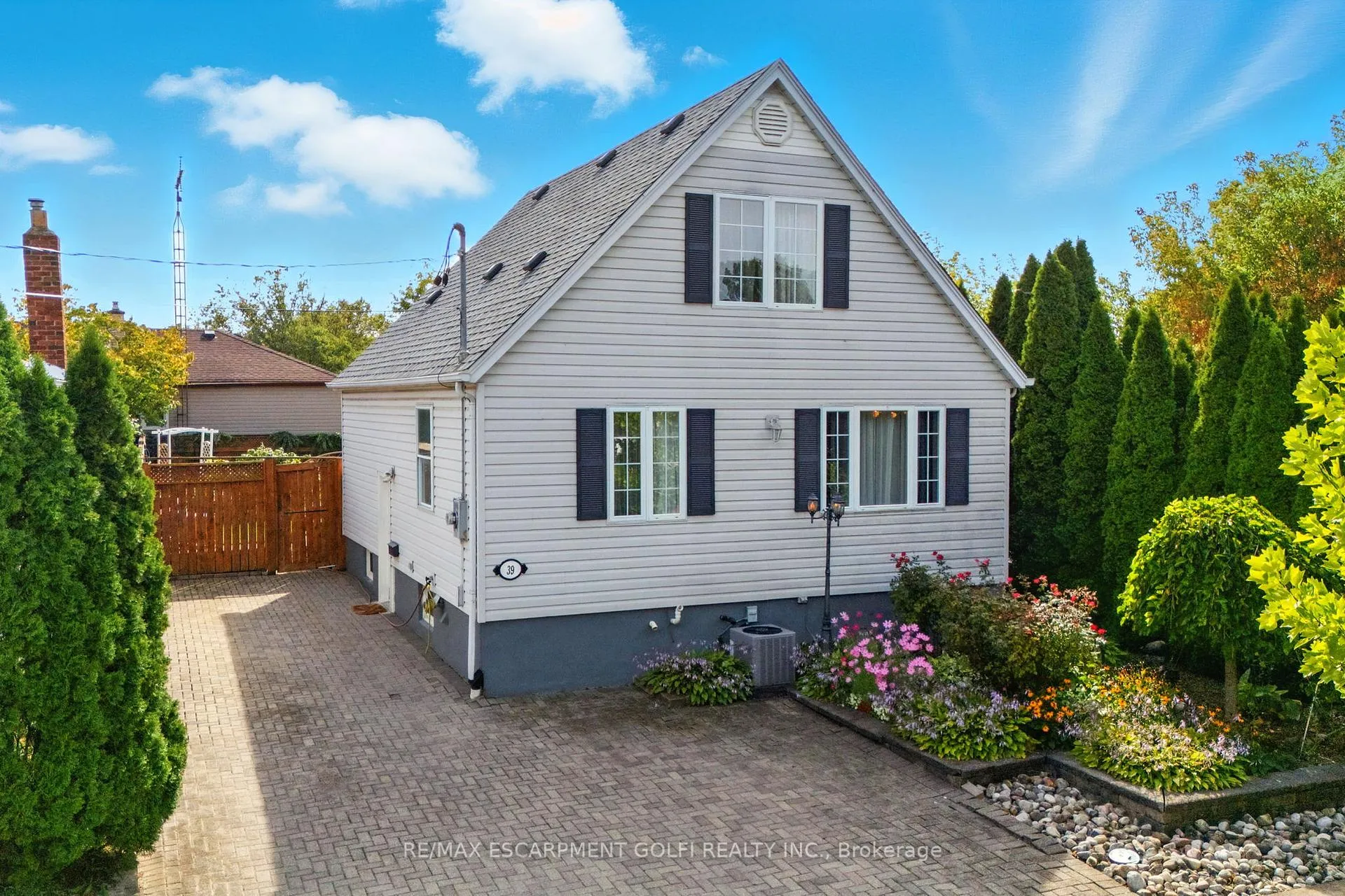 Photo 1 of 39 Clayburn Avenue, St. Catharines, Oakdale — HOMEH