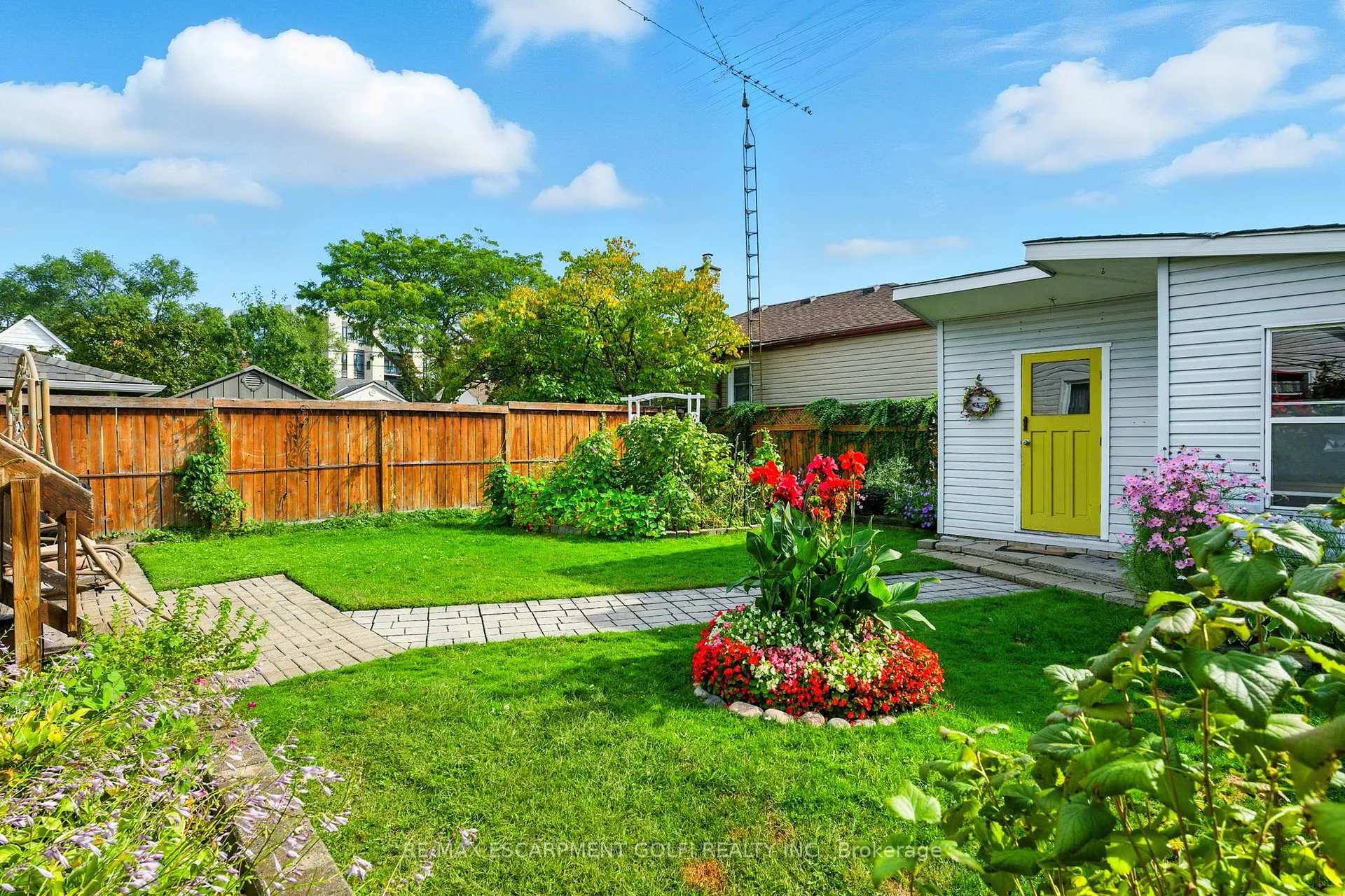 Photo 2 of 39 Clayburn Avenue, St. Catharines, Oakdale — HOMEH