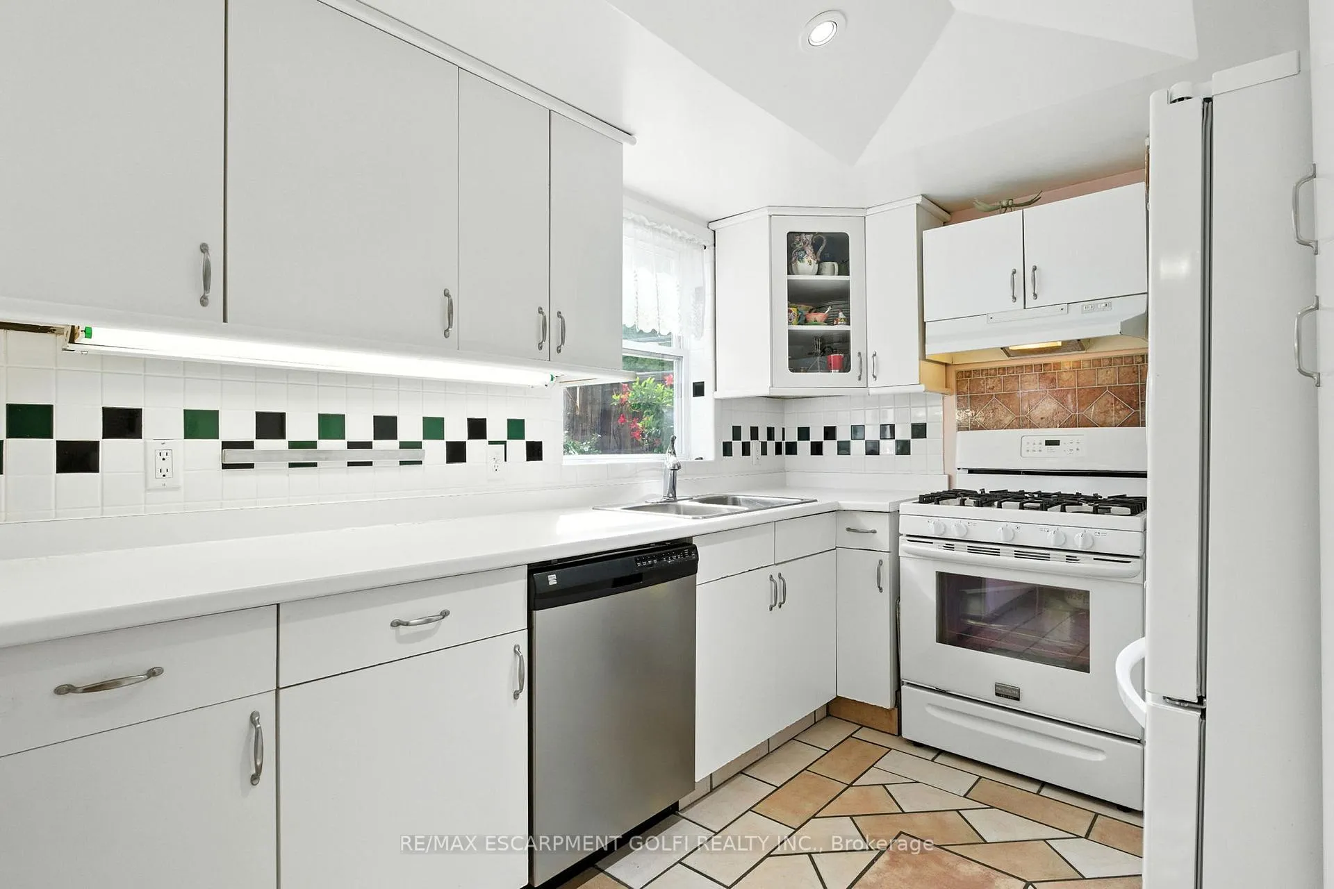 Photo 8 of 39 Clayburn Avenue, St. Catharines, Oakdale — HOMEH