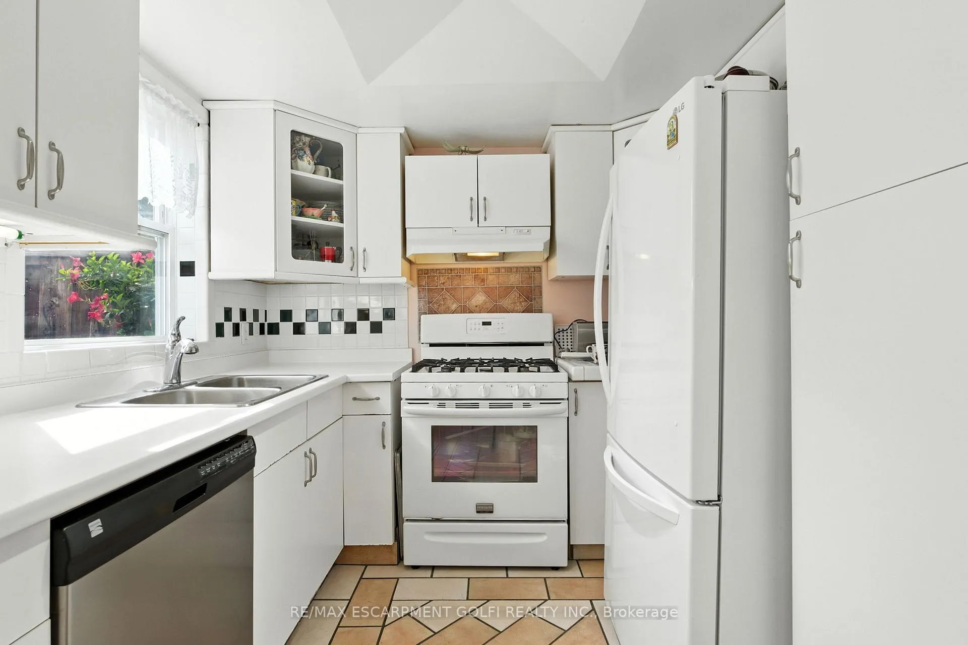 Photo 9 of 39 Clayburn Avenue, St. Catharines, Oakdale — HOMEH