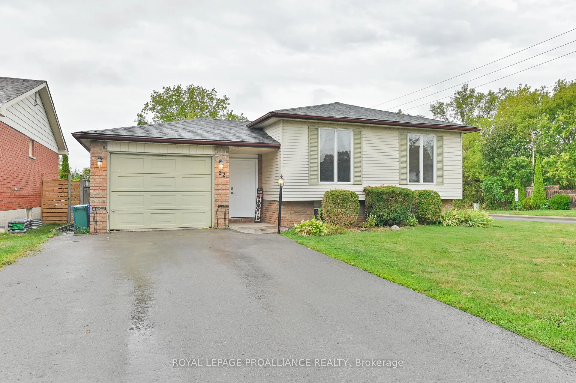 Photo 2 of 22 Briarwood Crescent, Belleville, Belleville Ward — HOMEH