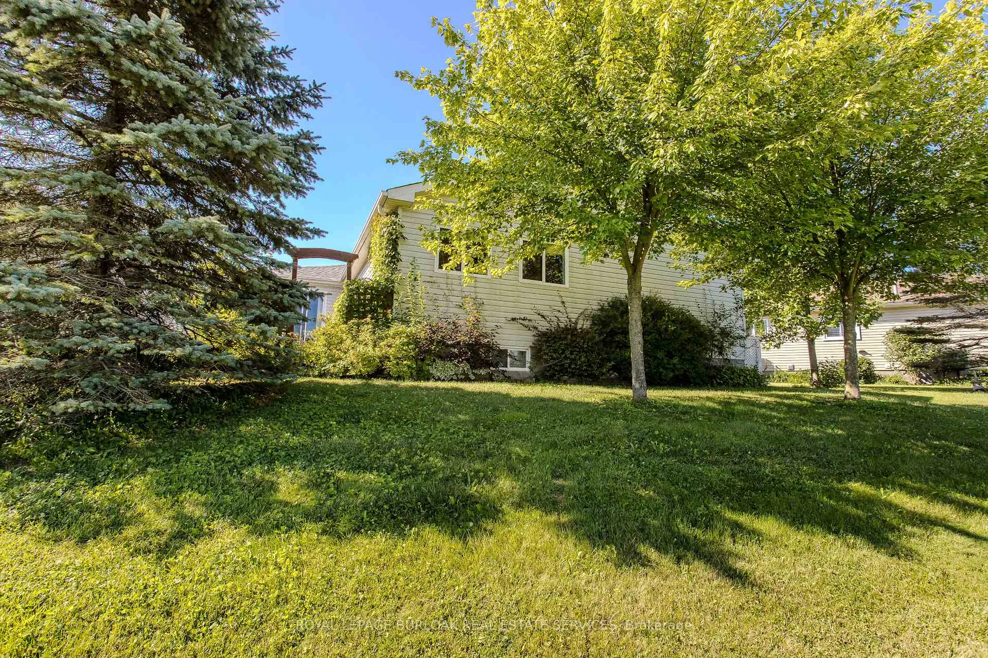 Photo 10 of 109 Emerald Court, Hamilton, Freelton — HOMEH