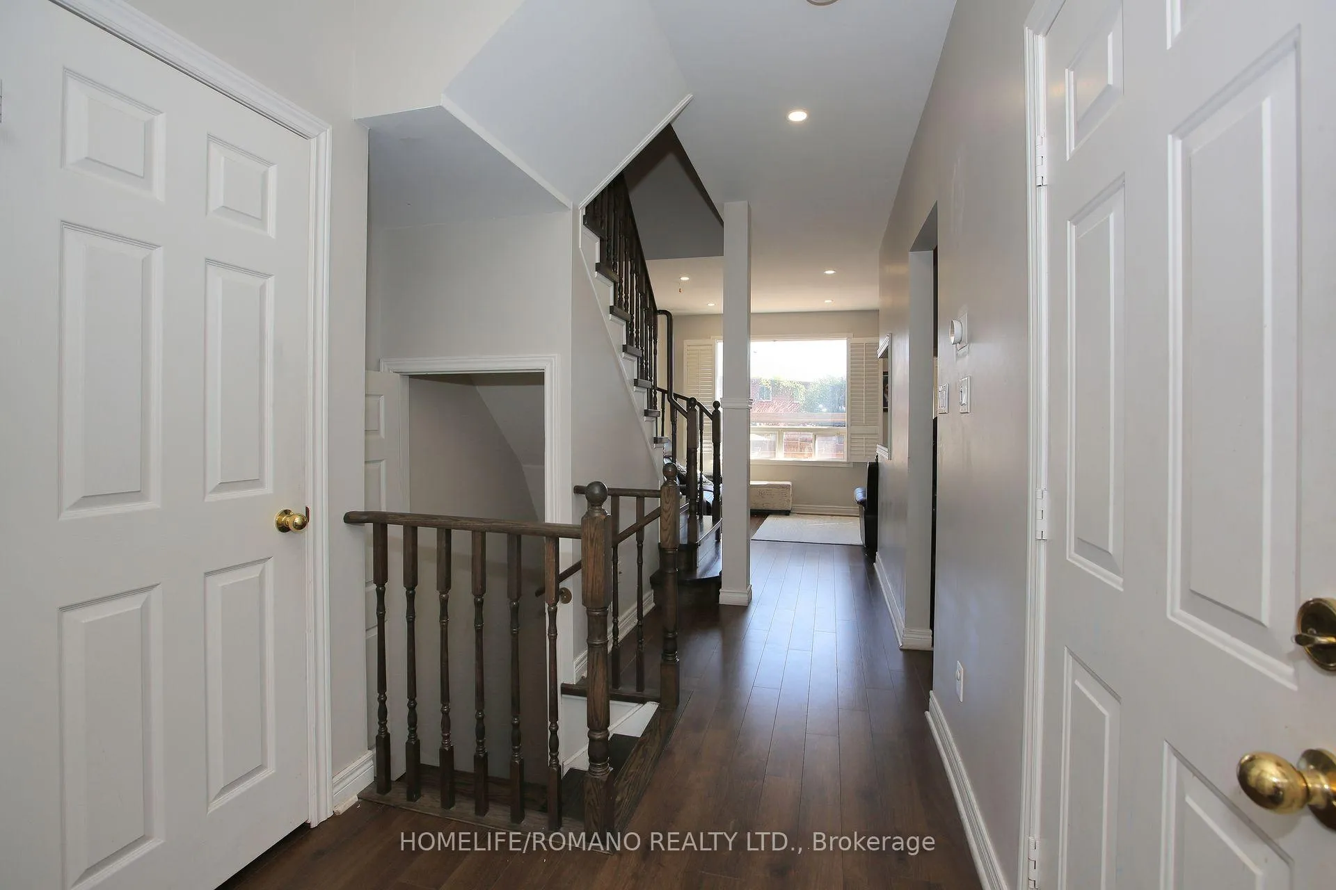 Photo 5 of 37 Ridgeway Court, Vaughan, Maple — HOMEH