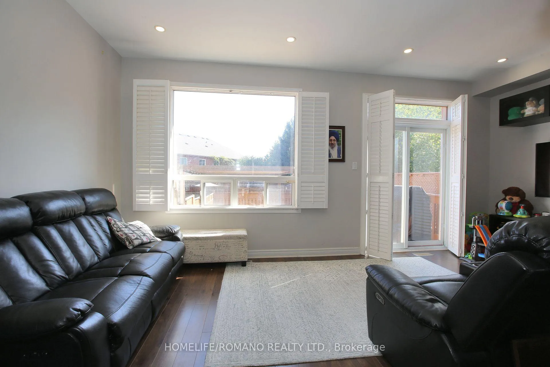 Photo 6 of 37 Ridgeway Court, Vaughan, Maple — HOMEH