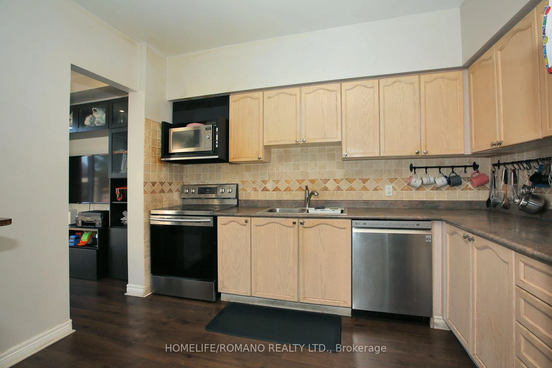 Photo 12 of 37 Ridgeway Court, Vaughan, Maple — HOMEH