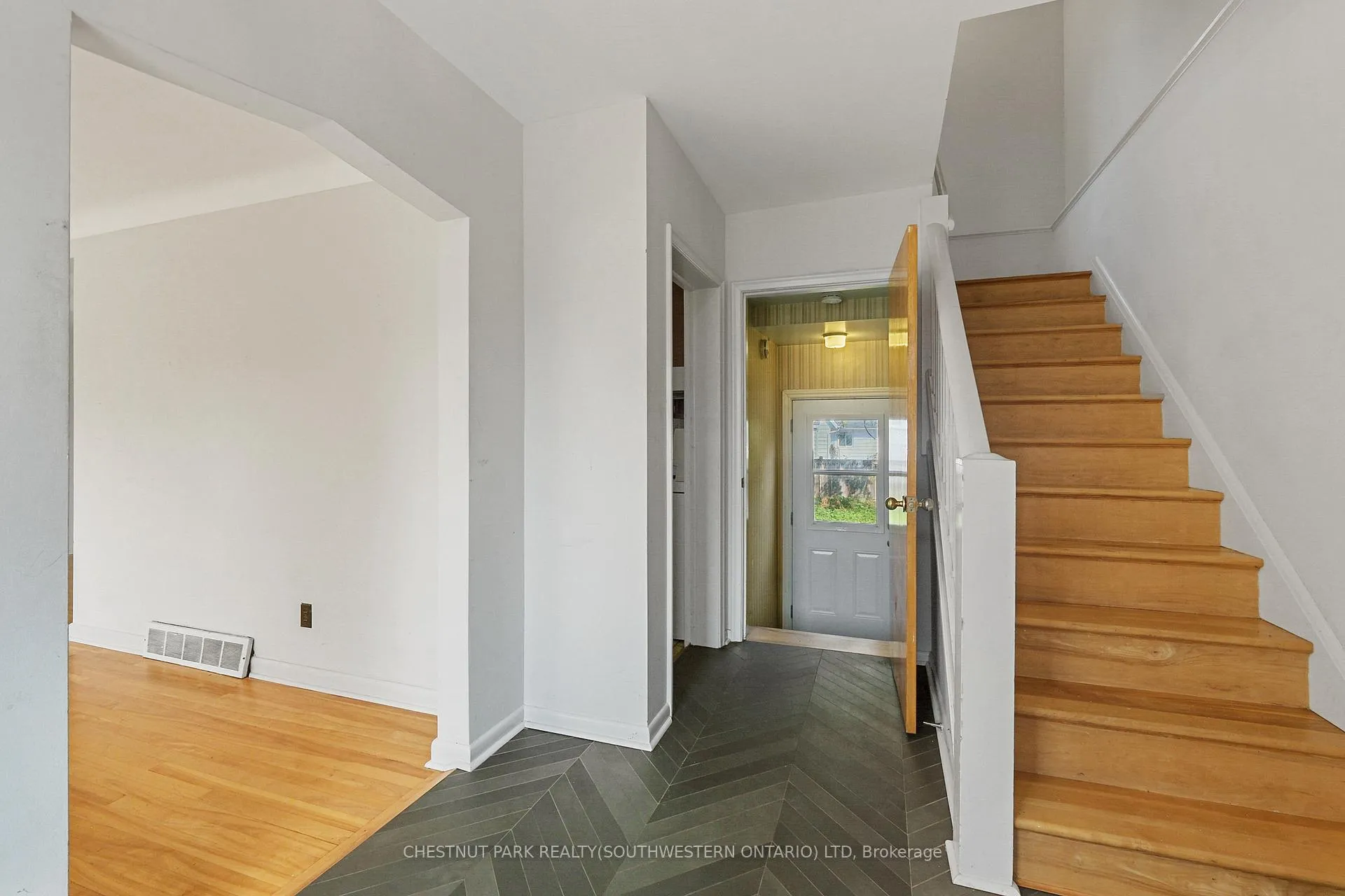 Photo 5 of 809 Smyth Road N, Ottawa, Elmvale Acres — HOMEH