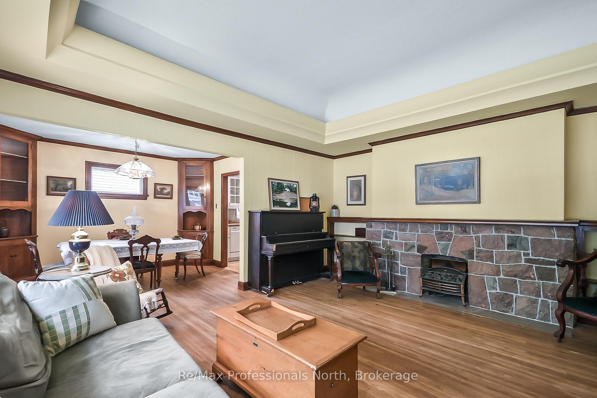 Photo 3 of 175 Sarah Street S, Gravenhurst, Muskoka (S) — HOMEH
